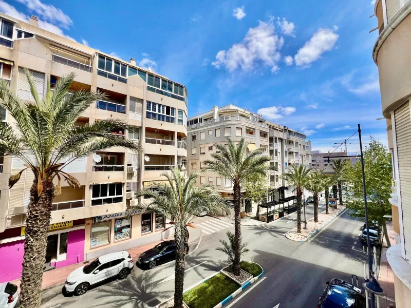 IMPECABLE VIVIENDA DE 2 HABITACIONES + PARKING EN PLENA AVENIDA DE LAS HABANERAS, A TAN SOLO 450m DE LA PLAYA