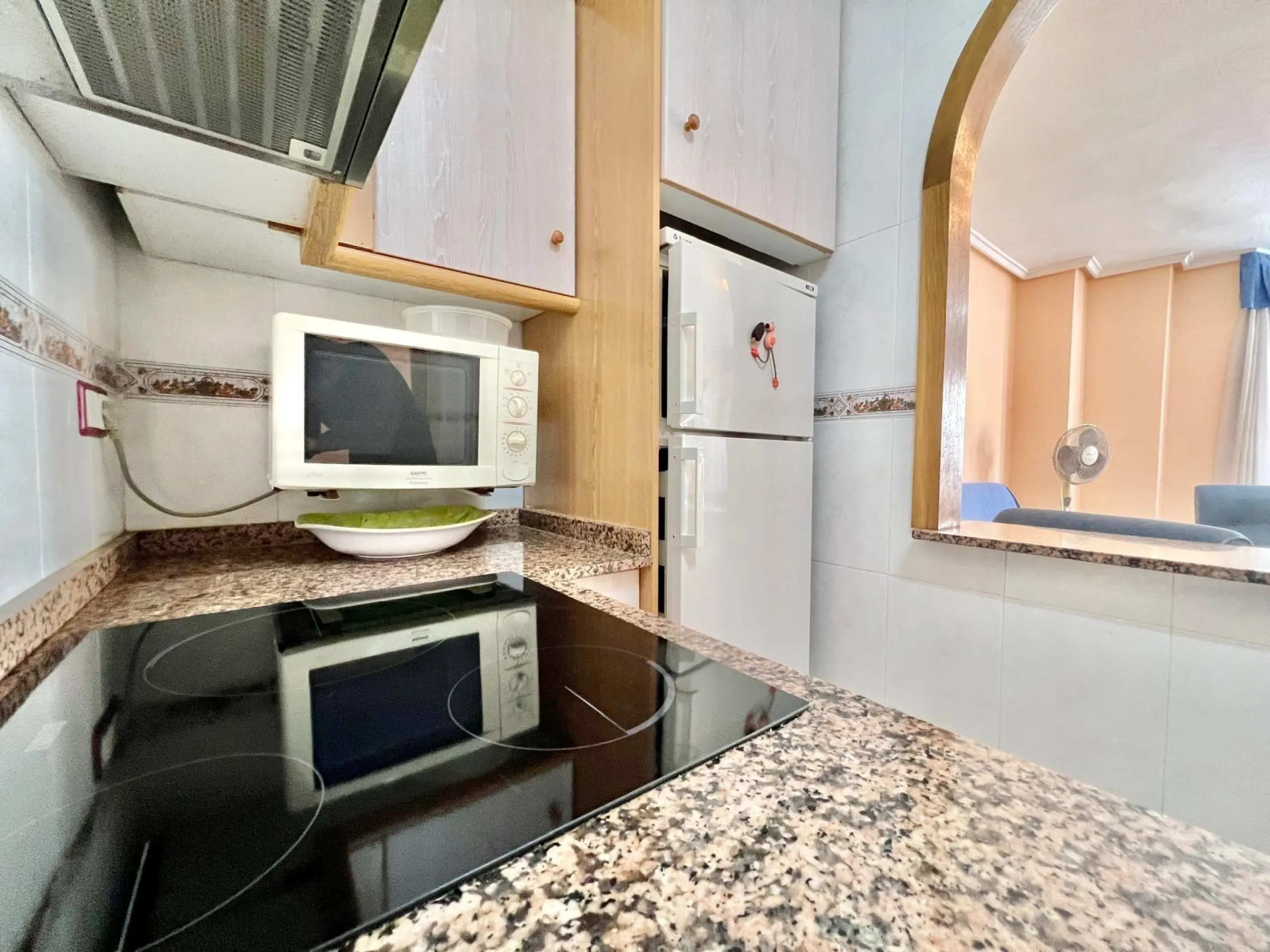 IMPECABLE VIVIENDA DE 2 HABITACIONES + PARKING EN PLENA AVENIDA DE LAS HABANERAS, A TAN SOLO 450m DE LA PLAYA