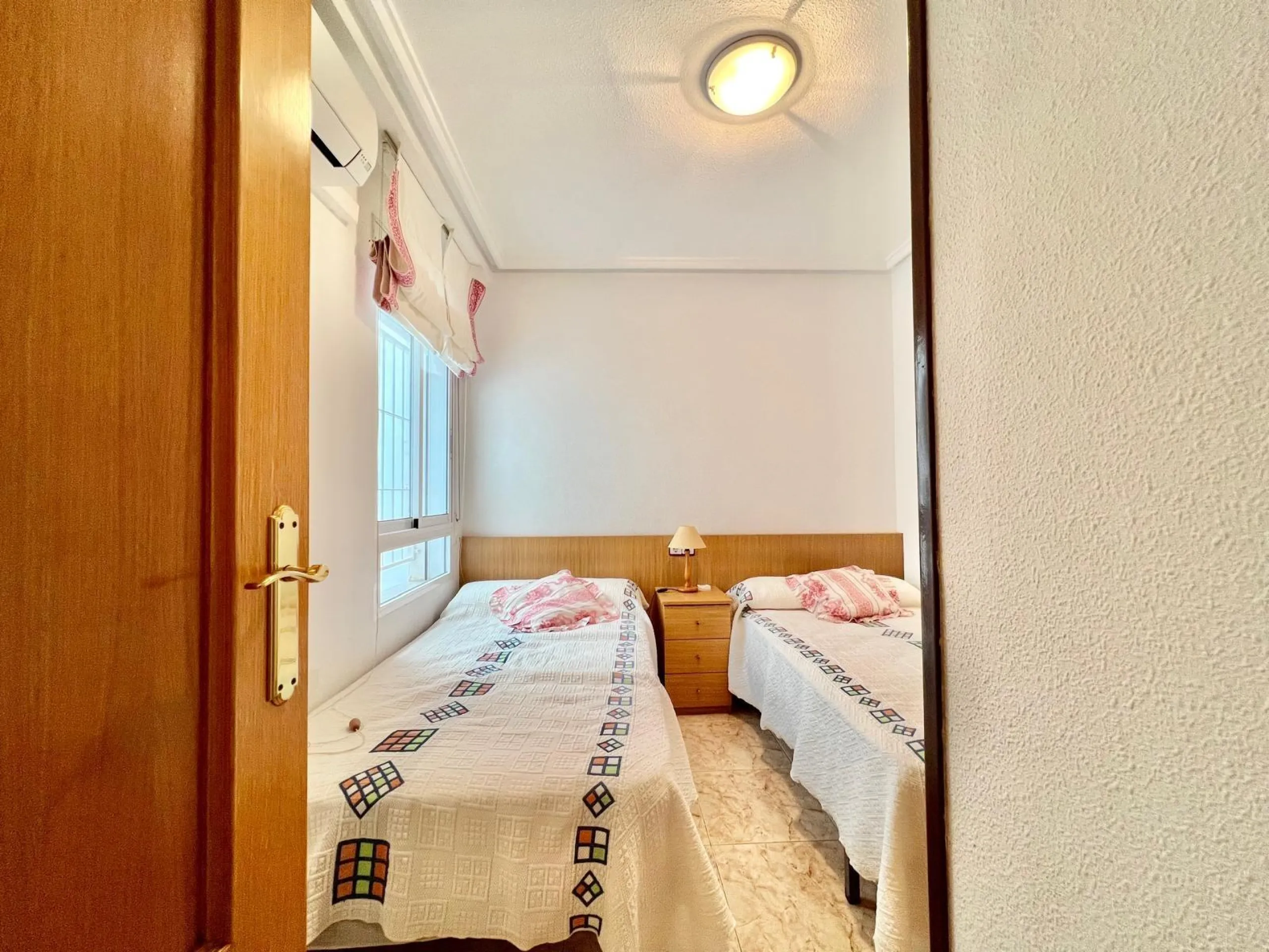 IMPECABLE VIVIENDA DE 2 HABITACIONES + PARKING EN PLENA AVENIDA DE LAS HABANERAS, A TAN SOLO 450m DE LA PLAYA