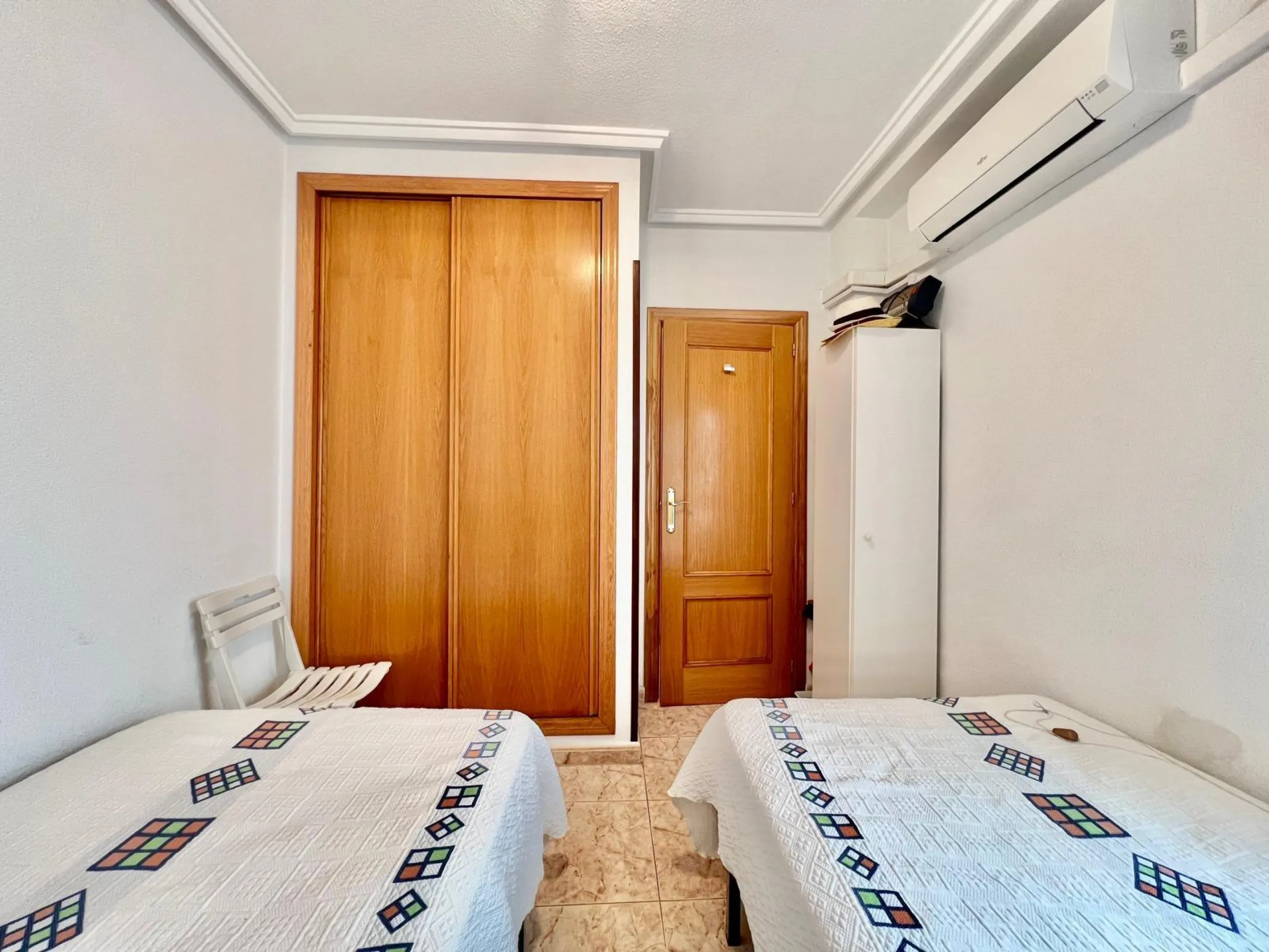 IMPECABLE VIVIENDA DE 2 HABITACIONES + PARKING EN PLENA AVENIDA DE LAS HABANERAS, A TAN SOLO 450m DE LA PLAYA