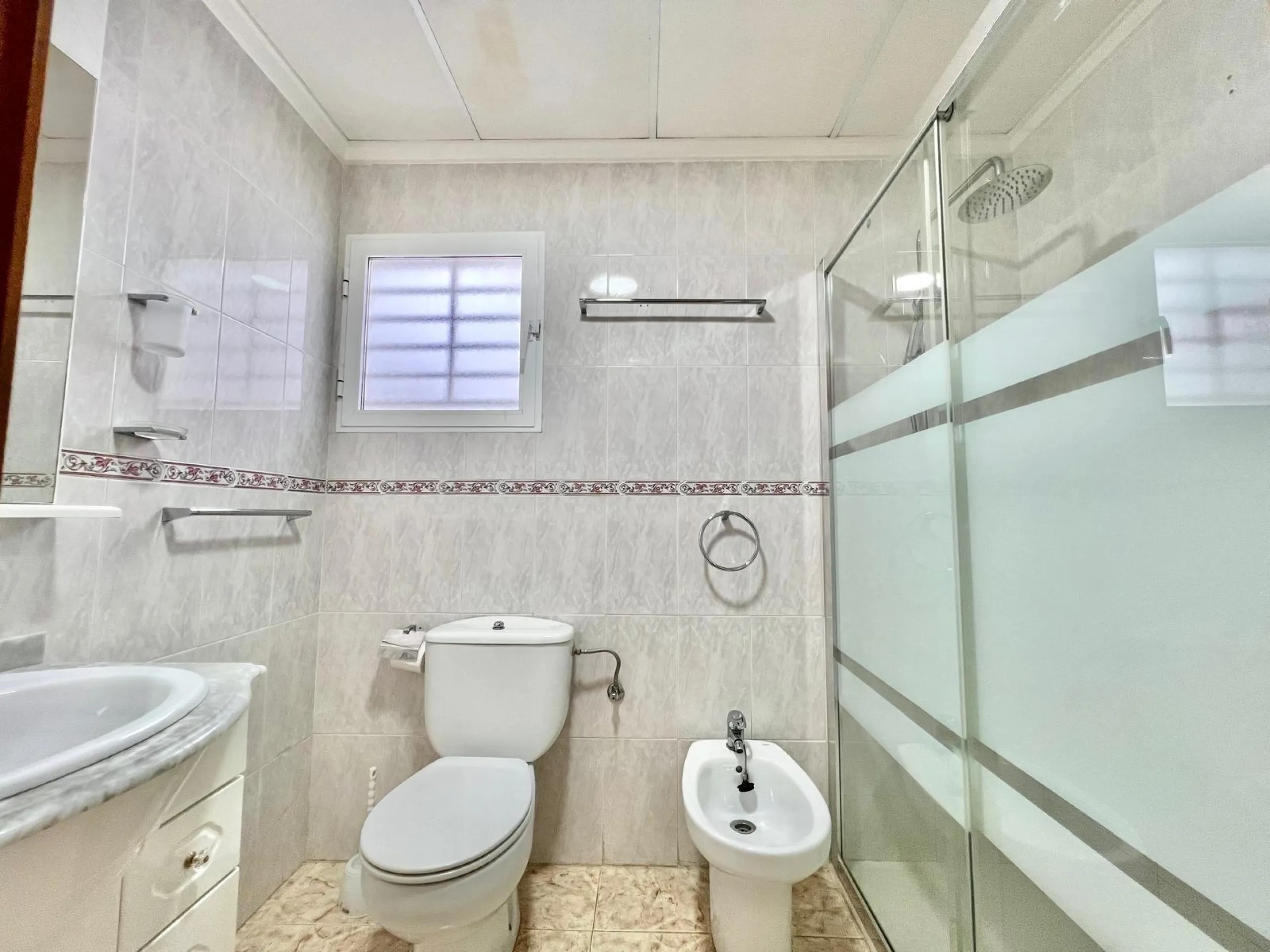 IMPECABLE VIVIENDA DE 2 HABITACIONES + PARKING EN PLENA AVENIDA DE LAS HABANERAS, A TAN SOLO 450m DE LA PLAYA