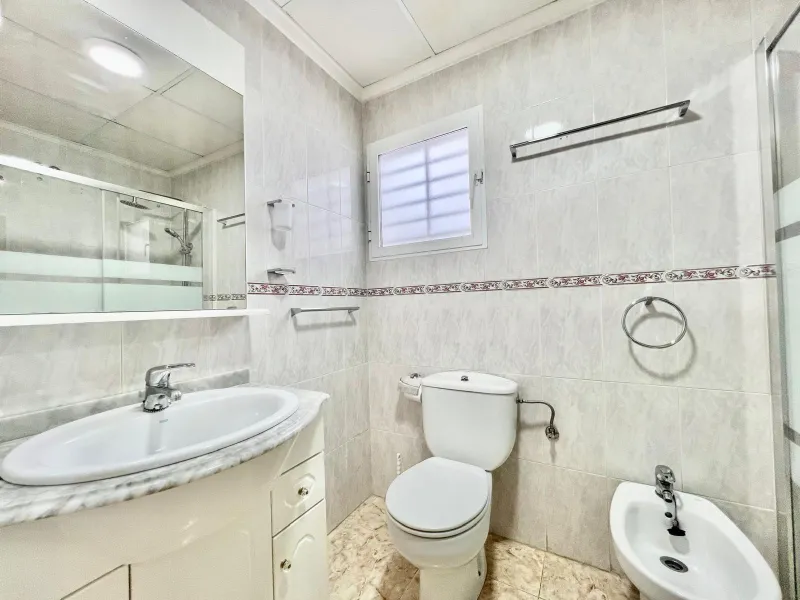 IMPECABLE VIVIENDA DE 2 HABITACIONES + PARKING EN PLENA AVENIDA DE LAS HABANERAS, A TAN SOLO 450m DE LA PLAYA
