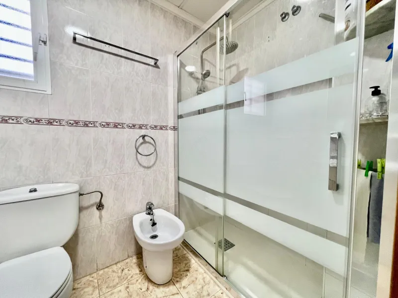 IMPECABLE VIVIENDA DE 2 HABITACIONES + PARKING EN PLENA AVENIDA DE LAS HABANERAS, A TAN SOLO 450m DE LA PLAYA