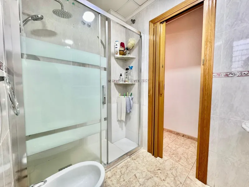 IMPECABLE VIVIENDA DE 2 HABITACIONES + PARKING EN PLENA AVENIDA DE LAS HABANERAS, A TAN SOLO 450m DE LA PLAYA