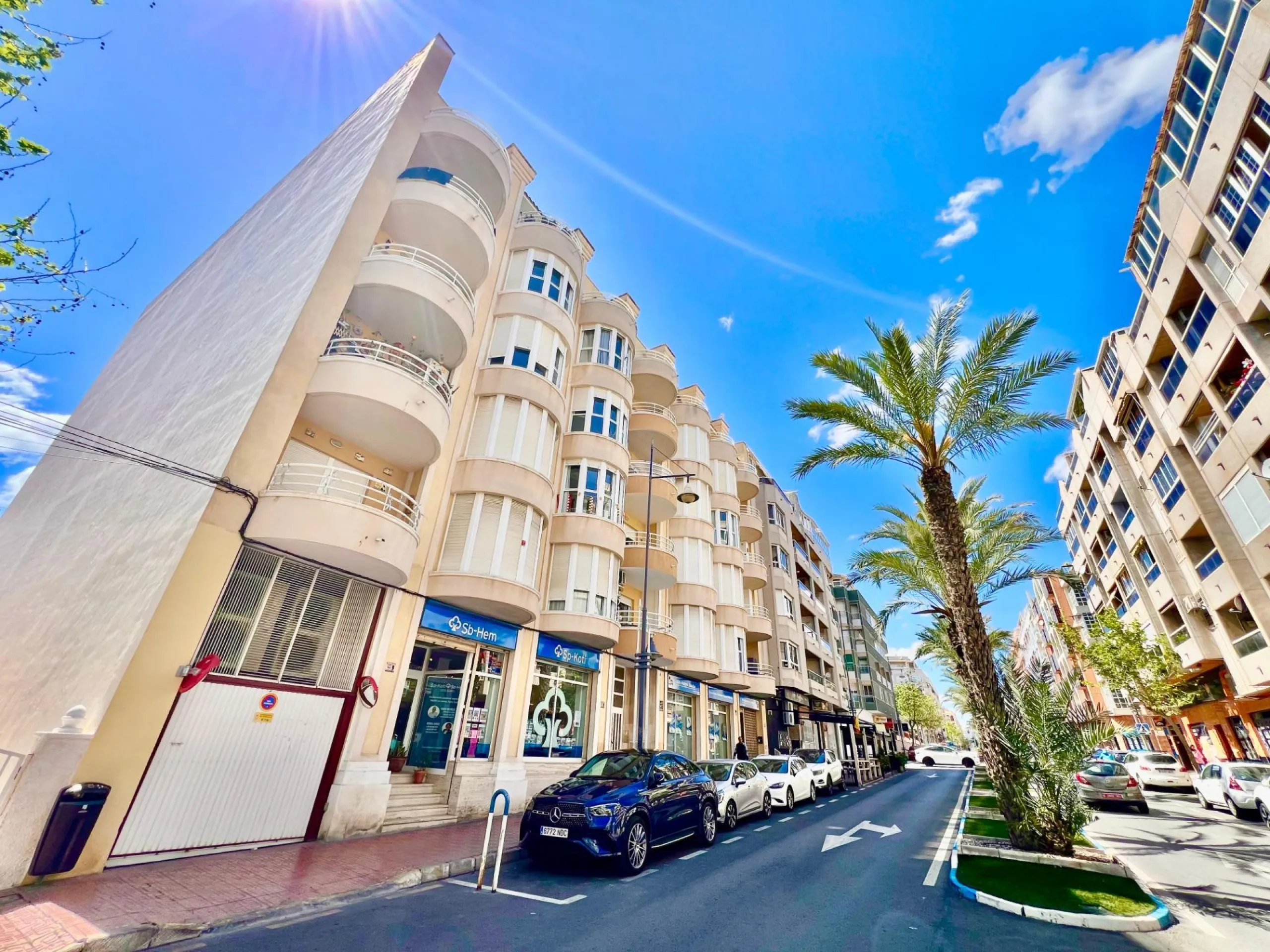 IMPECABLE VIVIENDA DE 2 HABITACIONES + PARKING EN PLENA AVENIDA DE LAS HABANERAS, A TAN SOLO 450m DE LA PLAYA