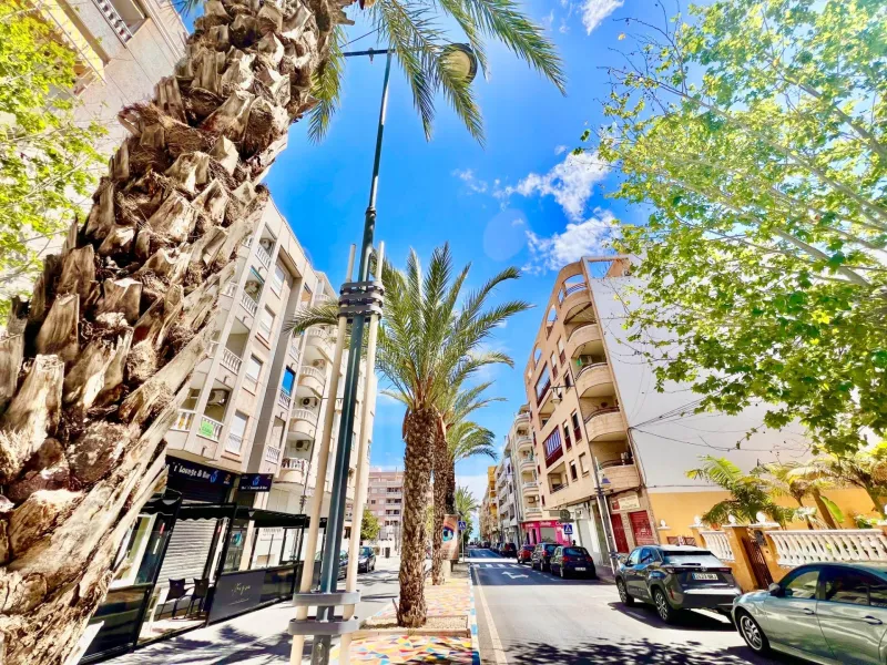 IMPECABLE VIVIENDA DE 2 HABITACIONES + PARKING EN PLENA AVENIDA DE LAS HABANERAS, A TAN SOLO 450m DE LA PLAYA