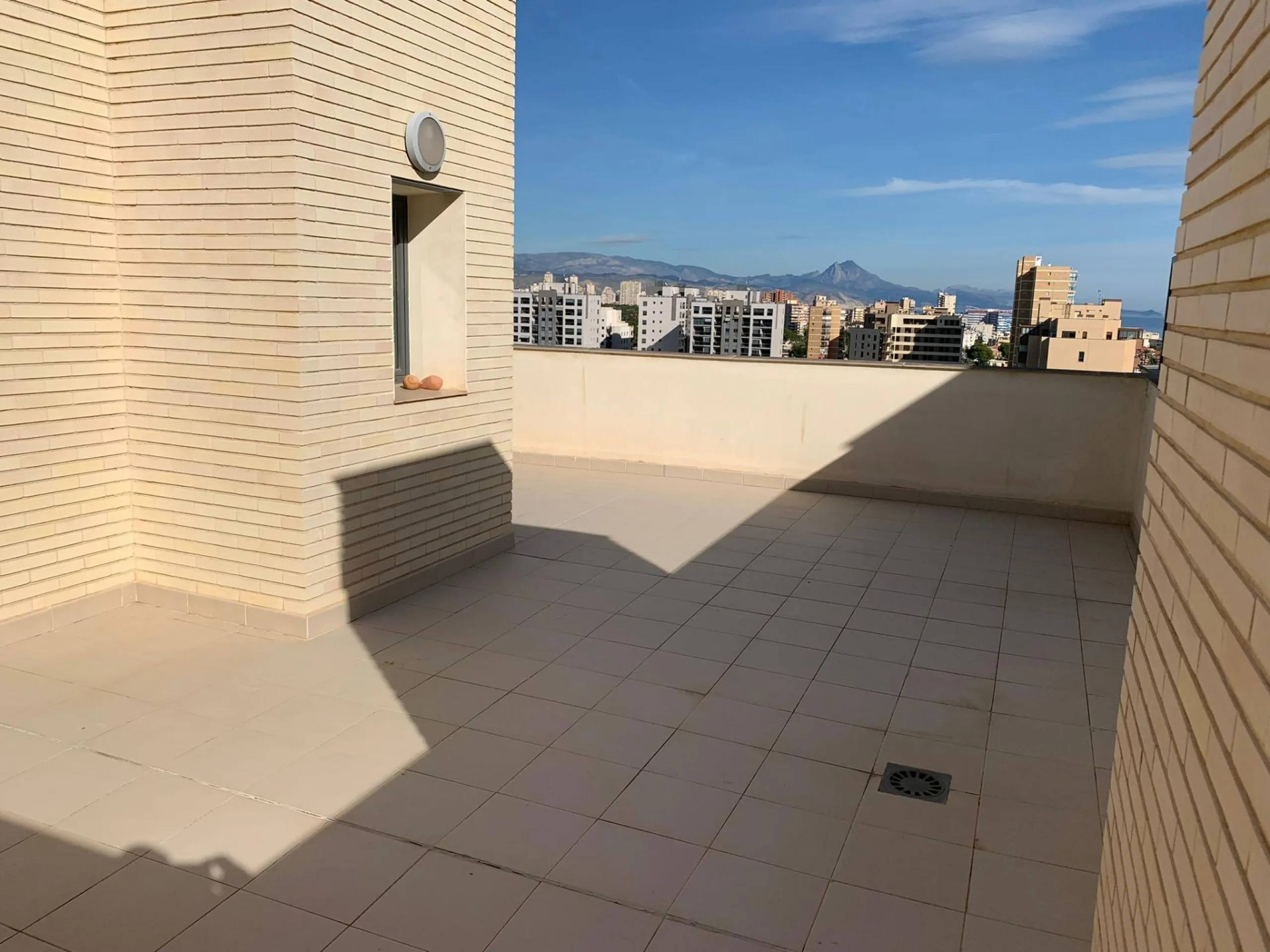 ✨ ÁTICO DE LUJO EN PAU 5 CON SOLÁRIUM PRIVADO Y VISTAS AL CASTILLO ✨
