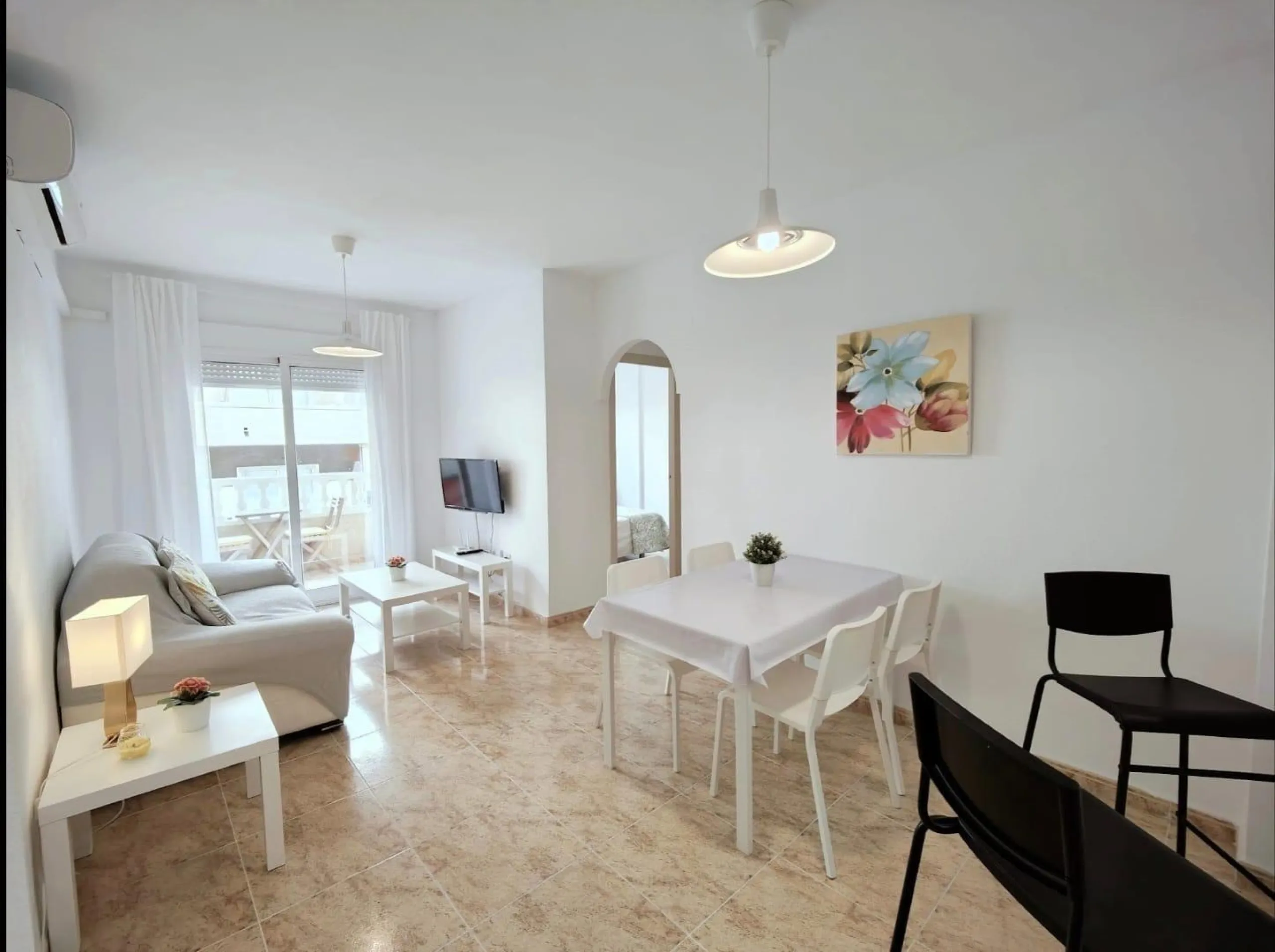 2 BEDROOM 1 BATHROOM APARTMENT WITH POOL IN THE CENTER OF TORREVIEJA