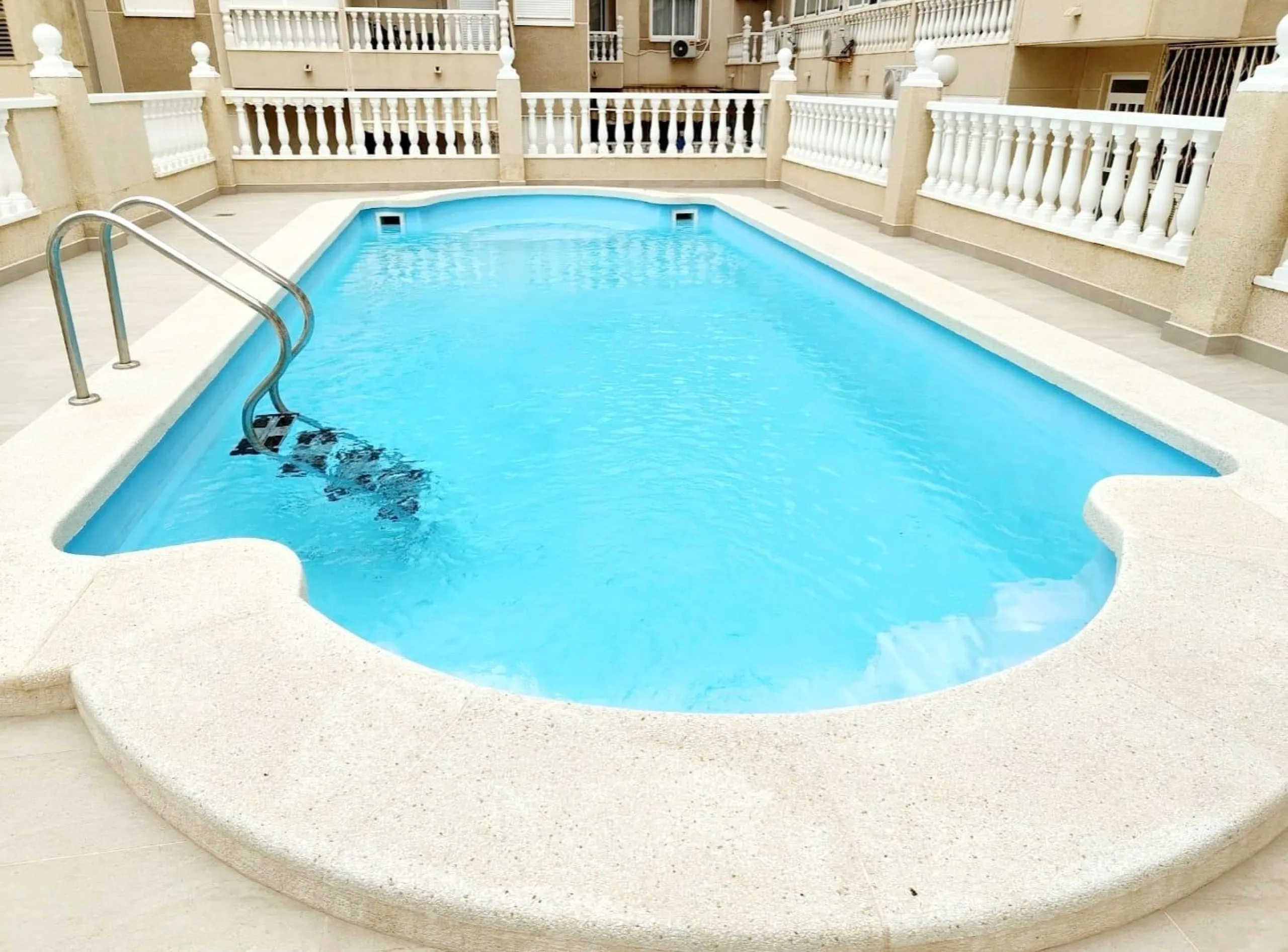 2 BEDROOM 1 BATHROOM APARTMENT WITH POOL IN THE CENTER OF TORREVIEJA