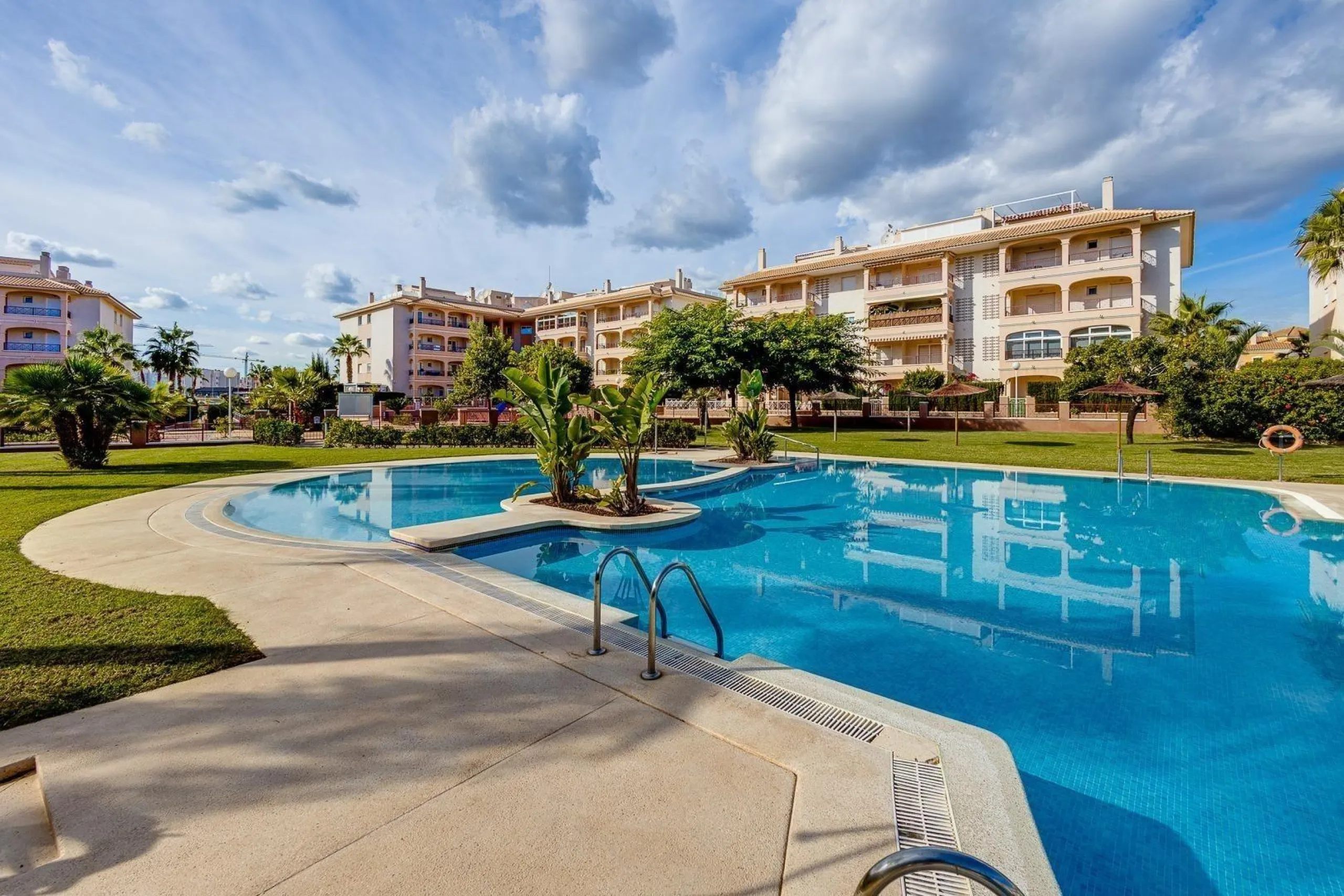 APARTAMENTO DE 2 DORMITORIOS 2 BAÑOS CON TERRAZA EN PLAYA FLAMENCA URB. LAGUNA GOLF