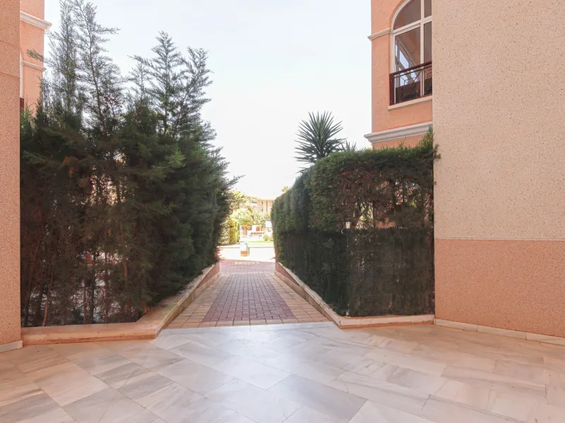 APARTAMENTO DE 2 DORMITORIOS 2 BAÑOS CON TERRAZA EN PLAYA FLAMENCA URB. LAGUNA GOLF
