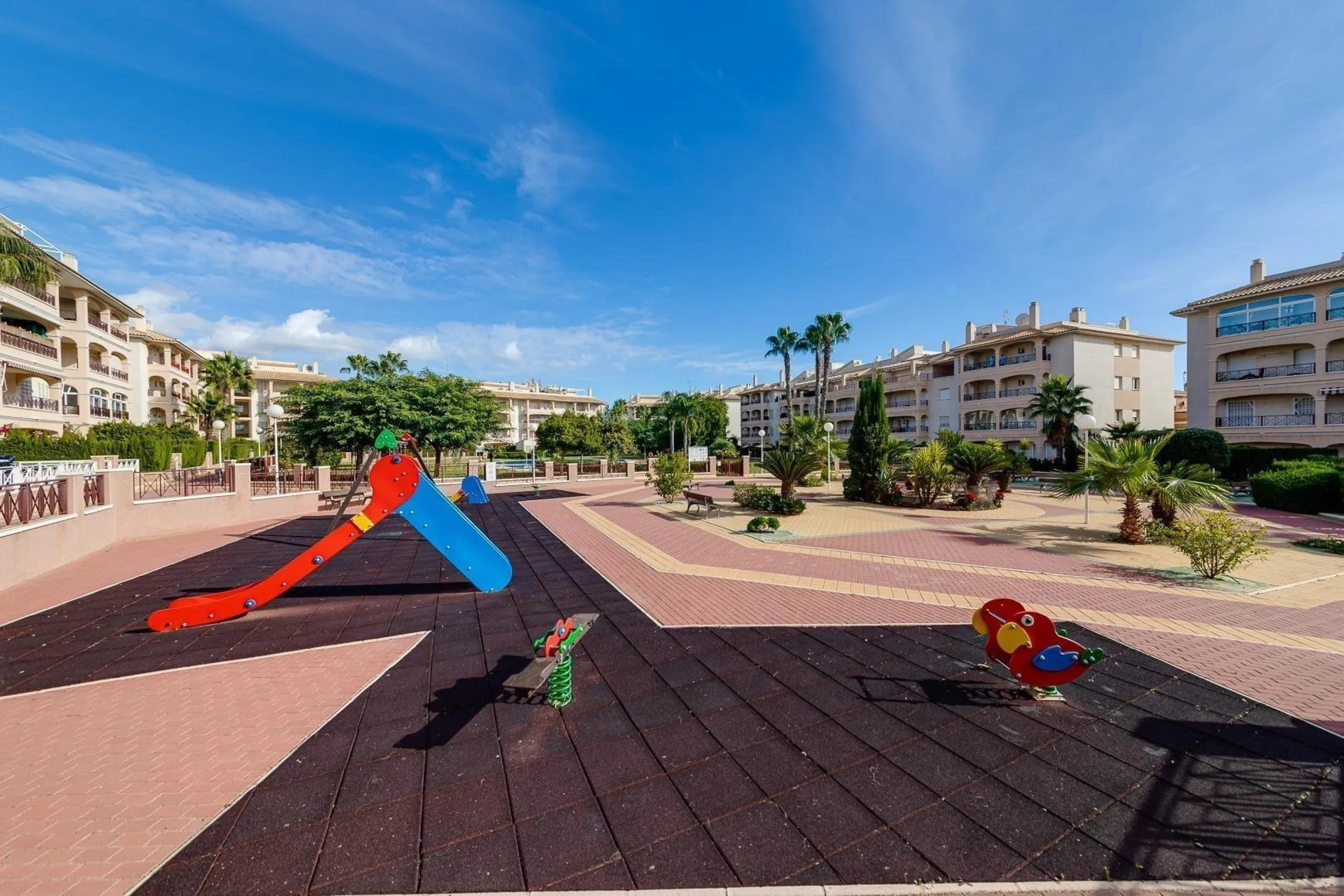 APARTAMENTO DE 2 DORMITORIOS 2 BAÑOS CON TERRAZA EN PLAYA FLAMENCA URB. LAGUNA GOLF