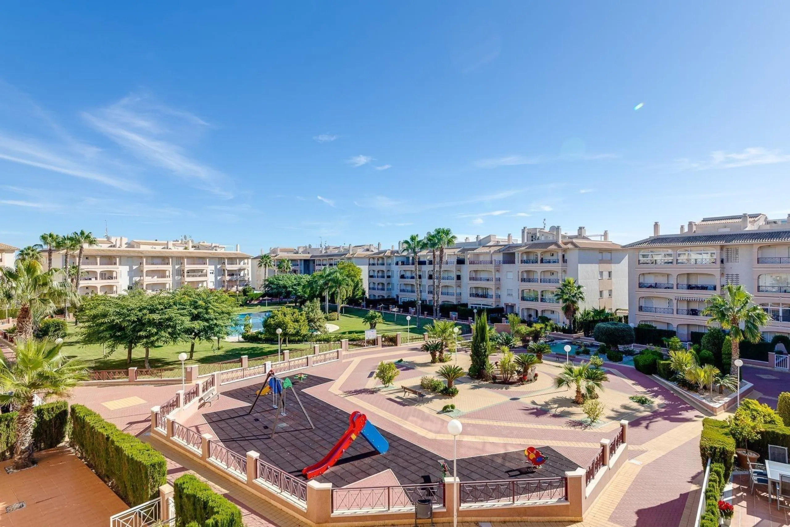 APARTAMENTO DE 2 DORMITORIOS 2 BAÑOS CON TERRAZA EN PLAYA FLAMENCA URB. LAGUNA GOLF