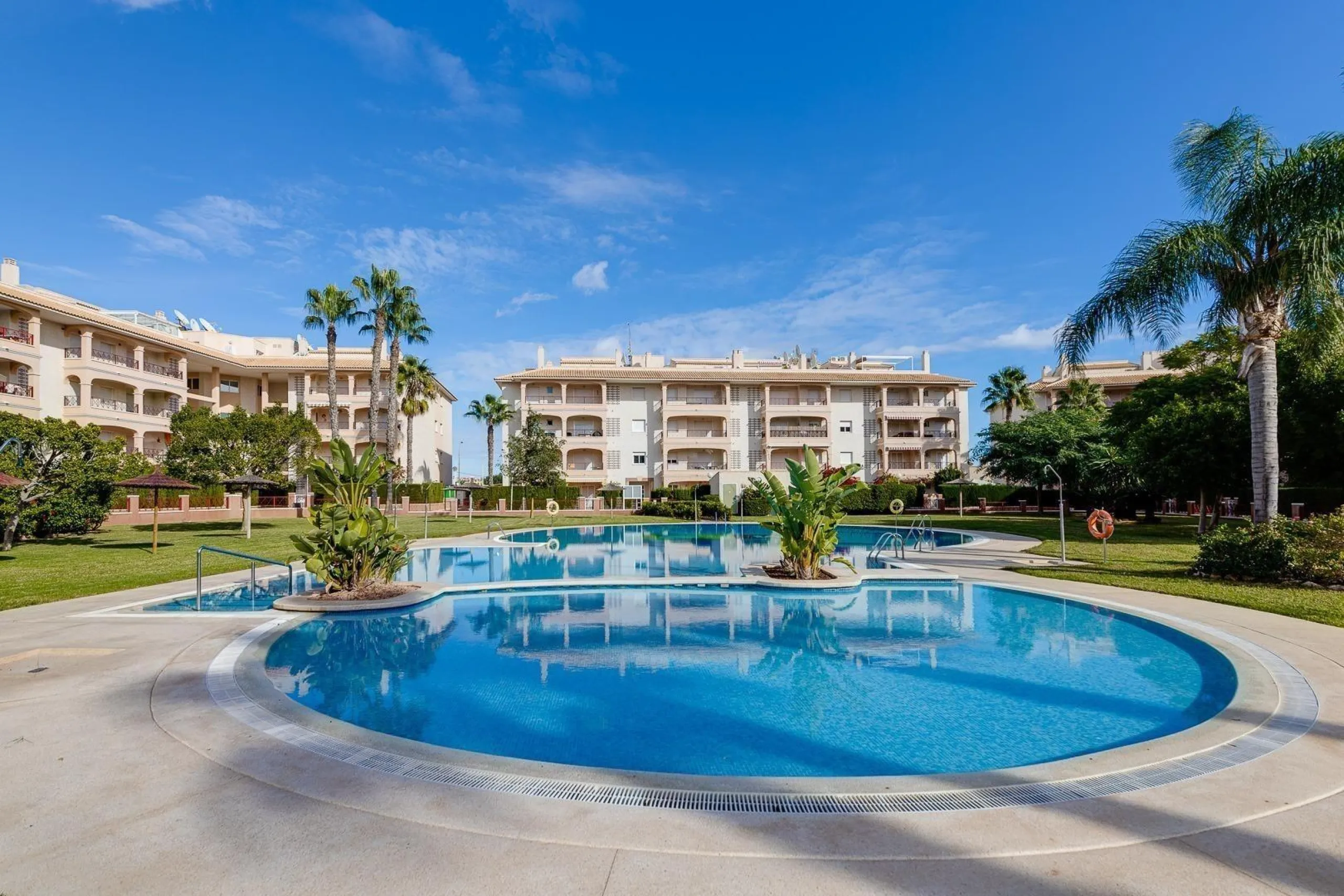 APARTAMENTO DE 2 DORMITORIOS 2 BAÑOS CON TERRAZA EN PLAYA FLAMENCA URB. LAGUNA GOLF