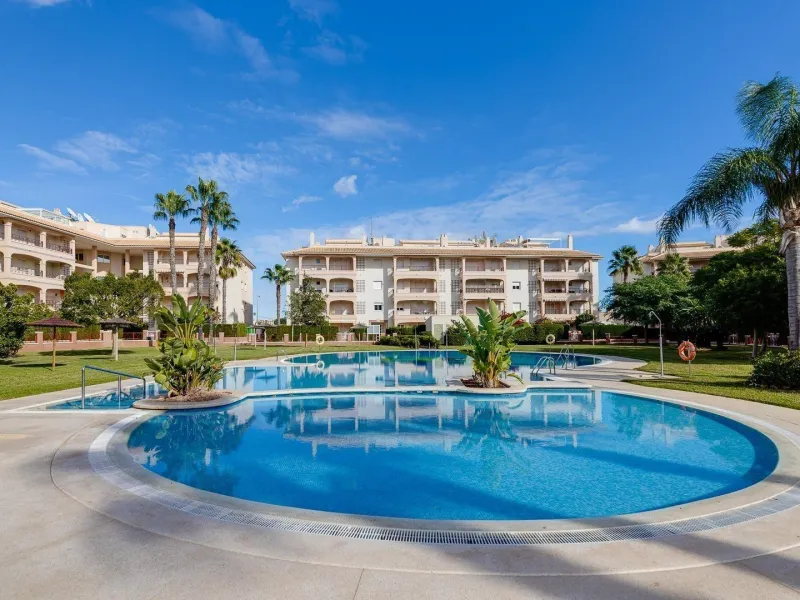 APARTAMENTO DE 2 DORMITORIOS 2 BAÑOS CON TERRAZA EN PLAYA FLAMENCA URB. LAGUNA GOLF