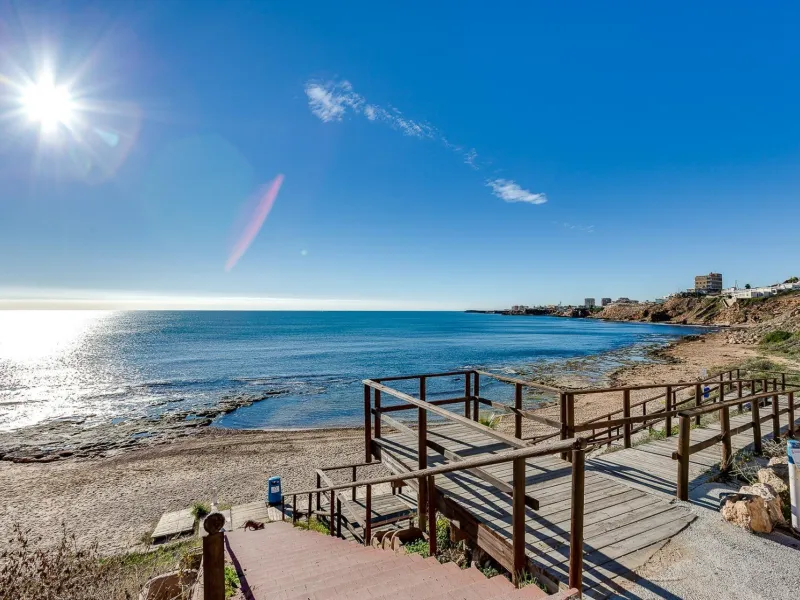 APARTAMENTO DE 2 DORMITORIOS 2 BAÑOS CON TERRAZA EN PLAYA FLAMENCA URB. LAGUNA GOLF