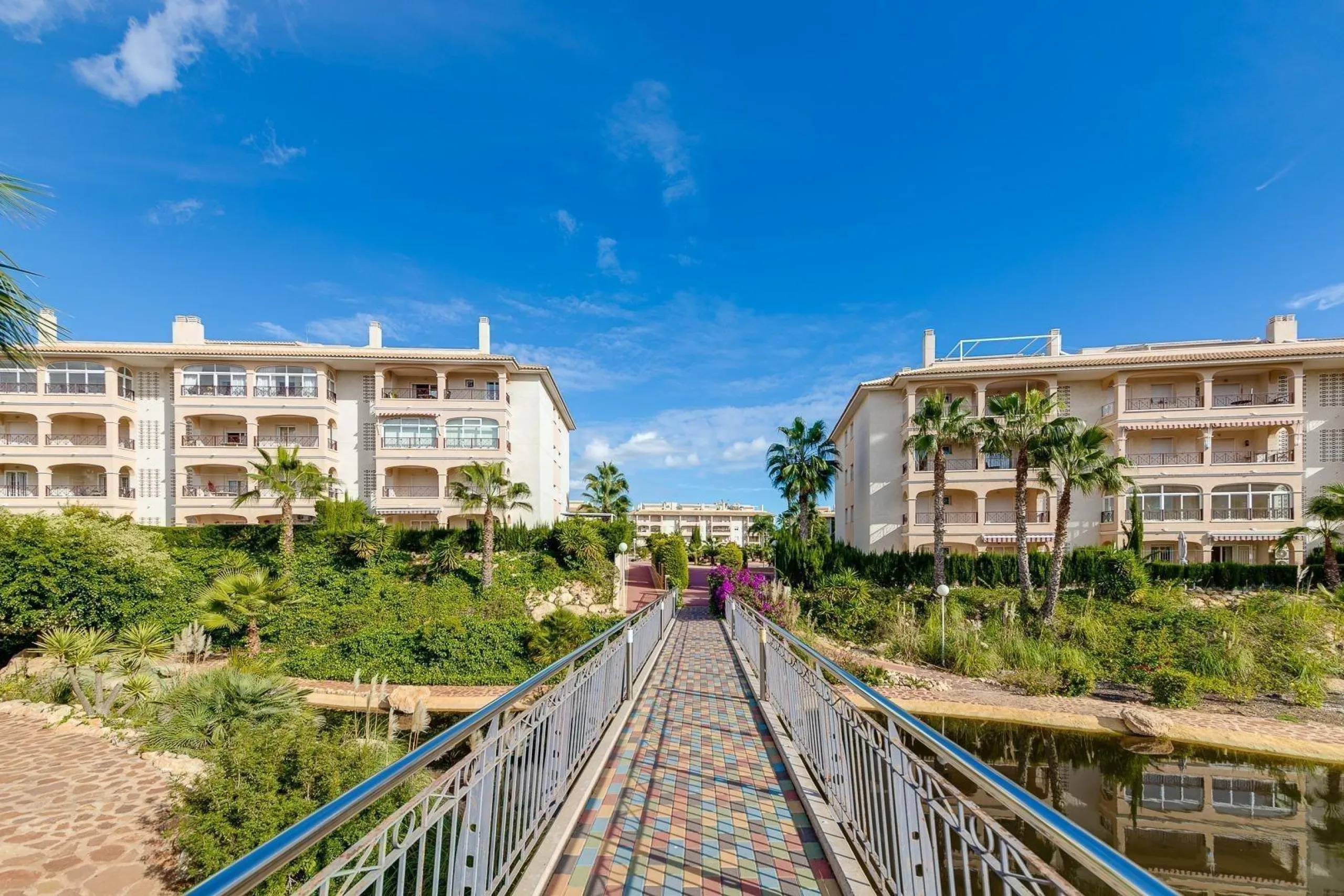 APARTAMENTO DE 2 DORMITORIOS 2 BAÑOS CON TERRAZA EN PLAYA FLAMENCA URB. LAGUNA GOLF