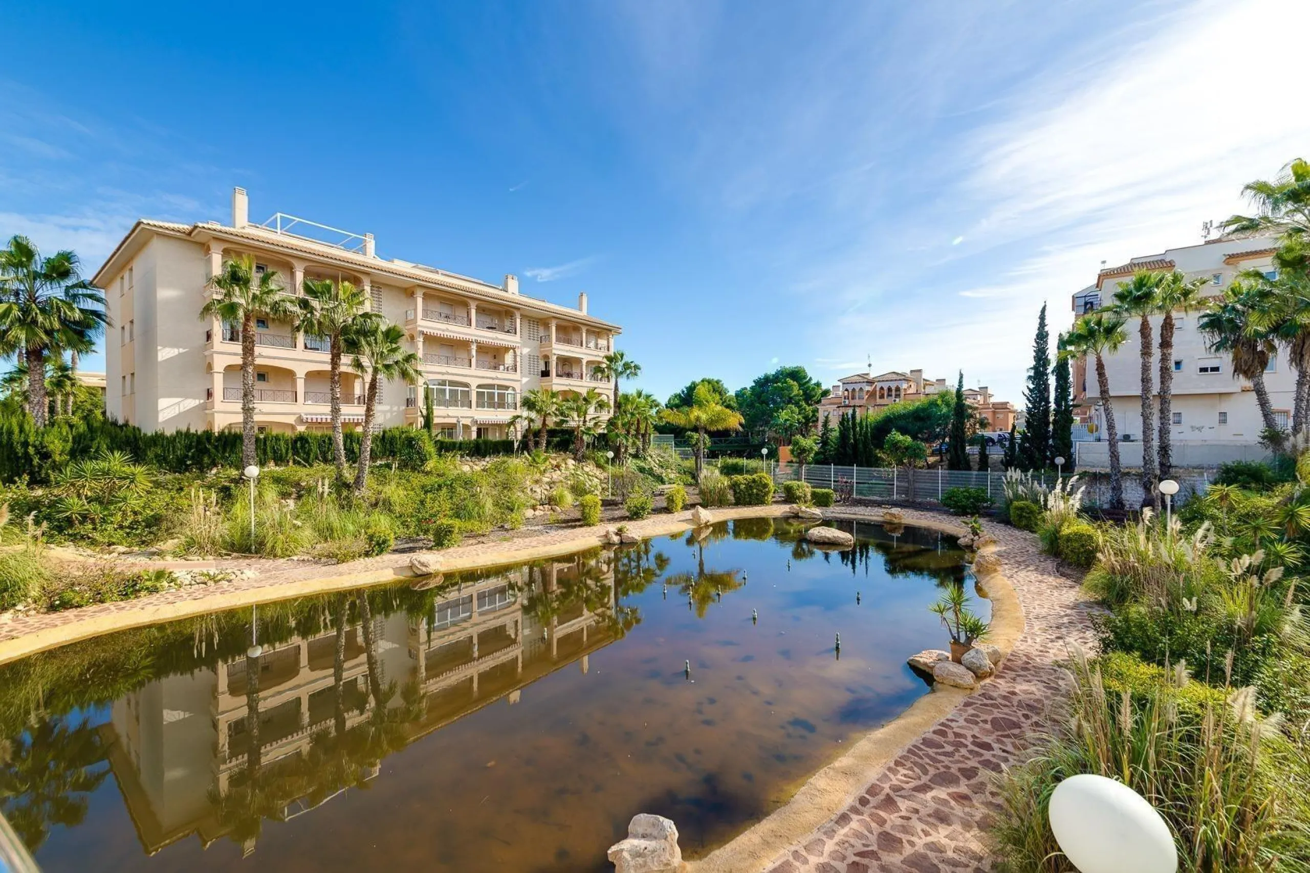 APARTAMENTO DE 2 DORMITORIOS 2 BAÑOS CON TERRAZA EN PLAYA FLAMENCA URB. LAGUNA GOLF