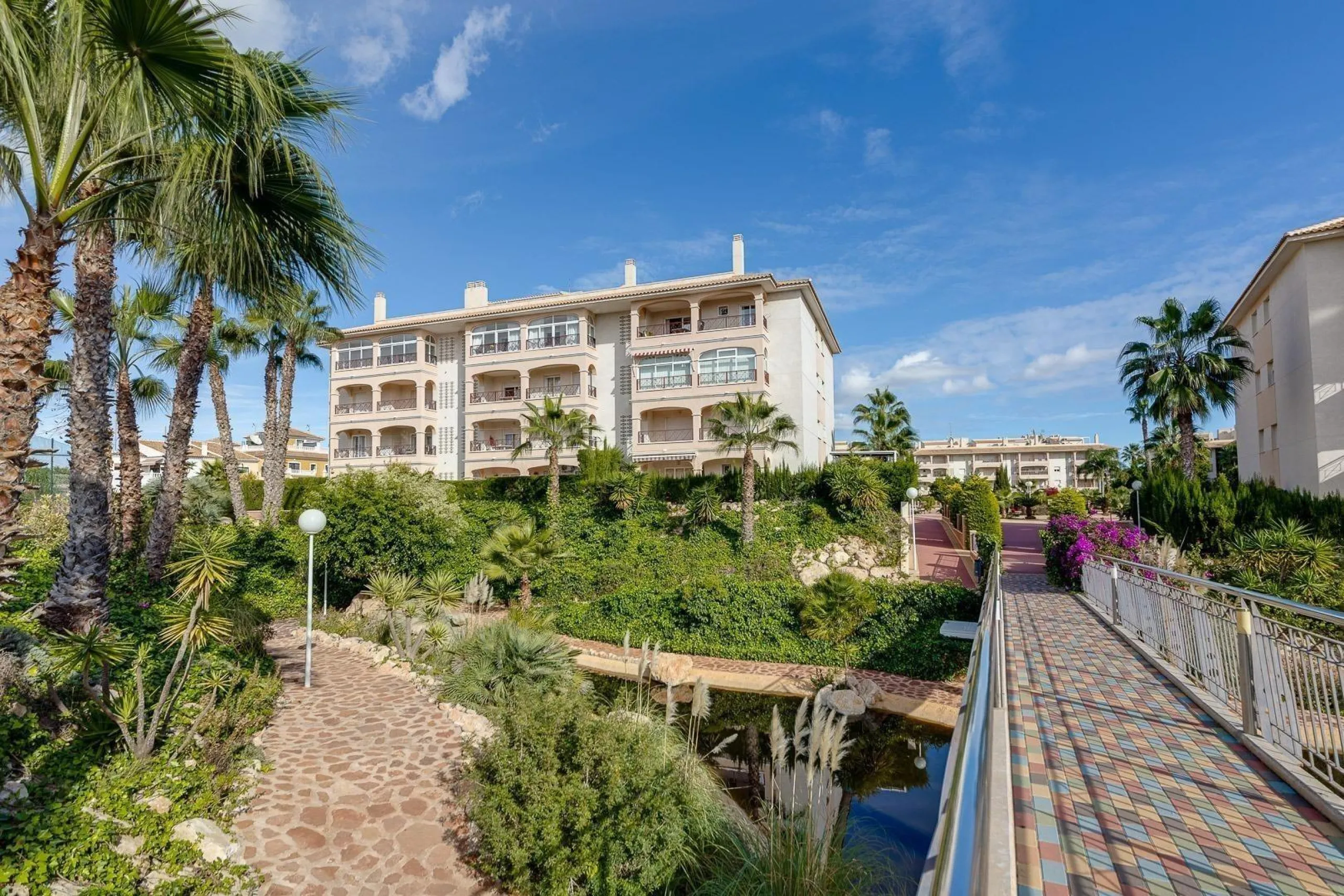 APARTAMENTO DE 2 DORMITORIOS 2 BAÑOS CON TERRAZA EN PLAYA FLAMENCA URB. LAGUNA GOLF