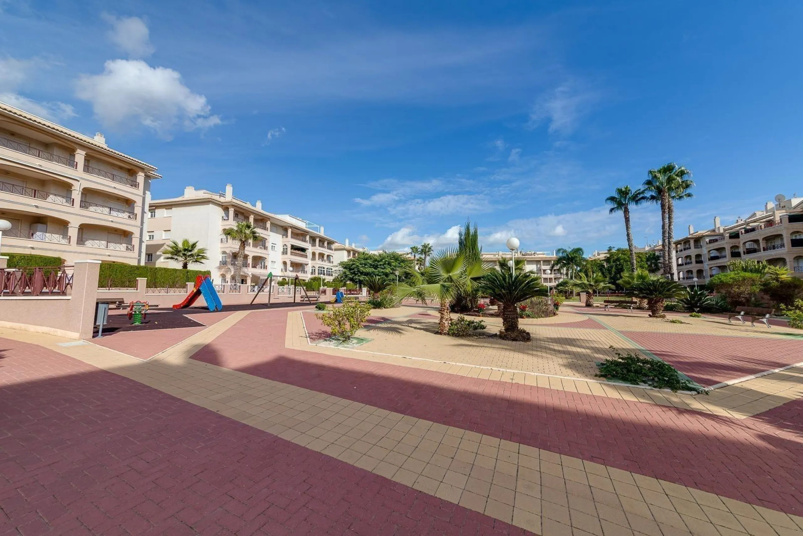 APARTAMENTO DE 2 DORMITORIOS 2 BAÑOS CON TERRAZA EN PLAYA FLAMENCA URB. LAGUNA GOLF
