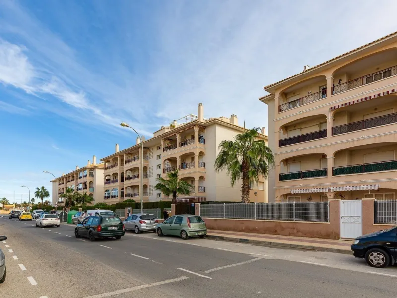 APARTAMENTO DE 2 DORMITORIOS 2 BAÑOS CON TERRAZA EN PLAYA FLAMENCA URB. LAGUNA GOLF