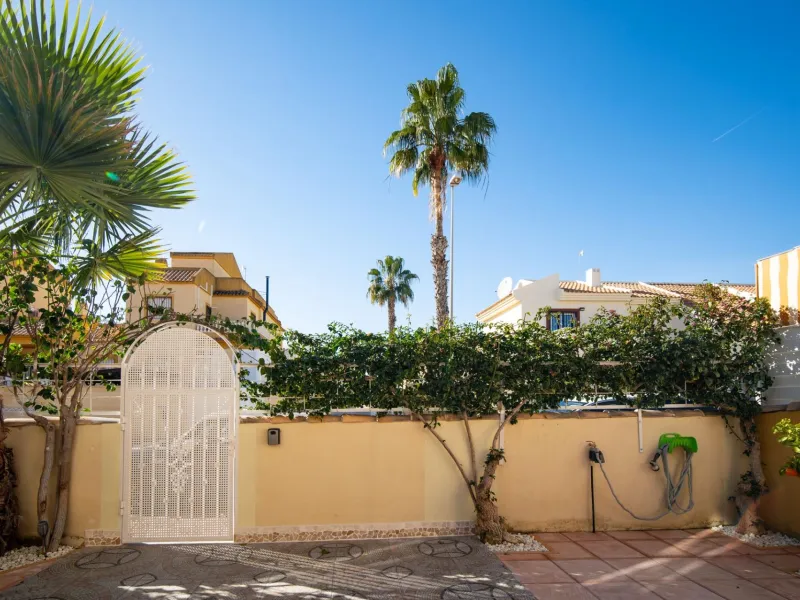 Attractive Semi-Detached House in Rojales, Lo Marabú Area - Ideal for Moving In