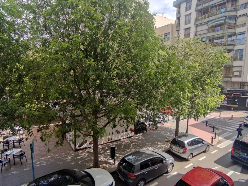 Piso amplio con un patio propio en Benalua