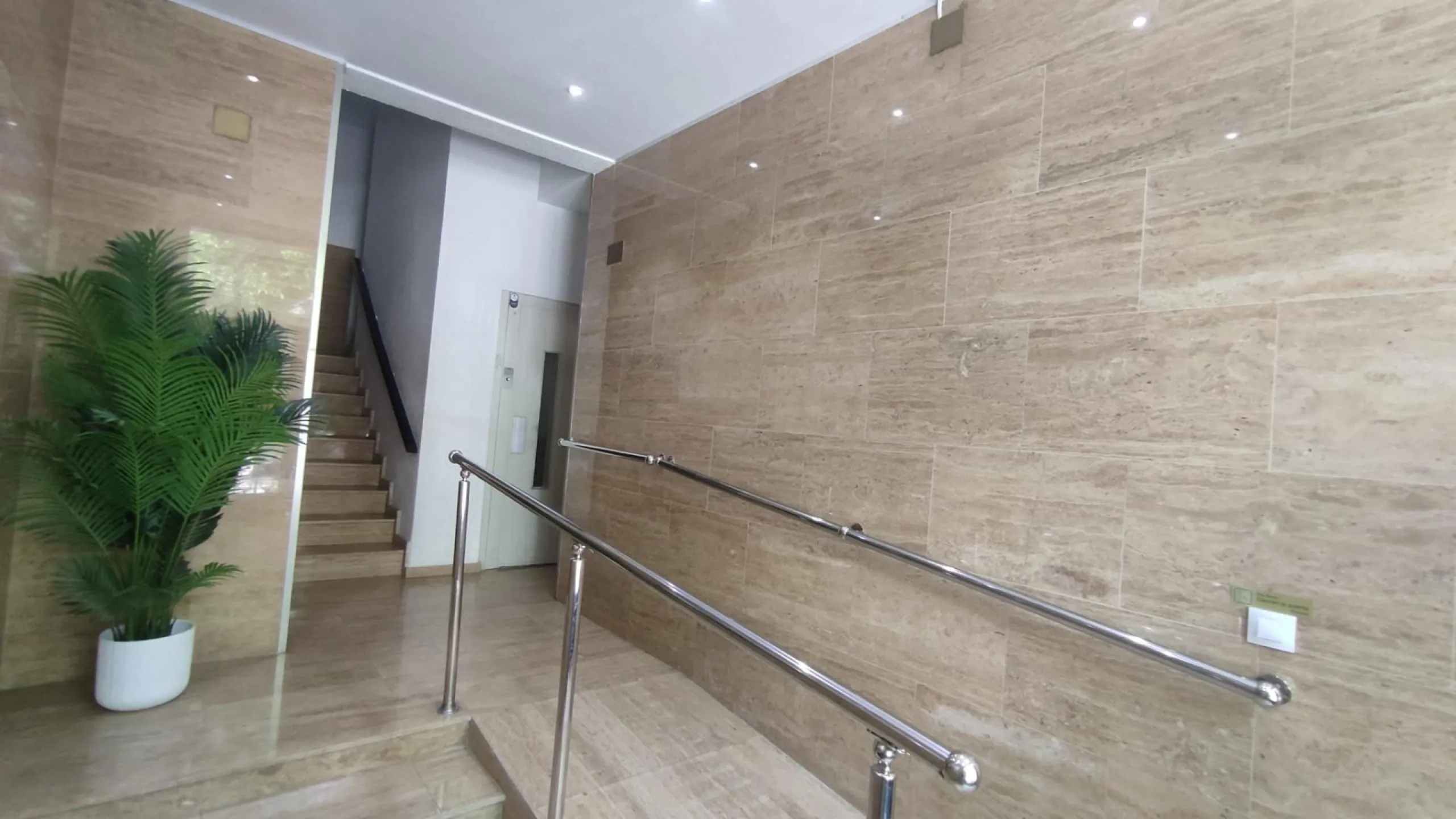 Piso amplio con un patio propio en Benalua
