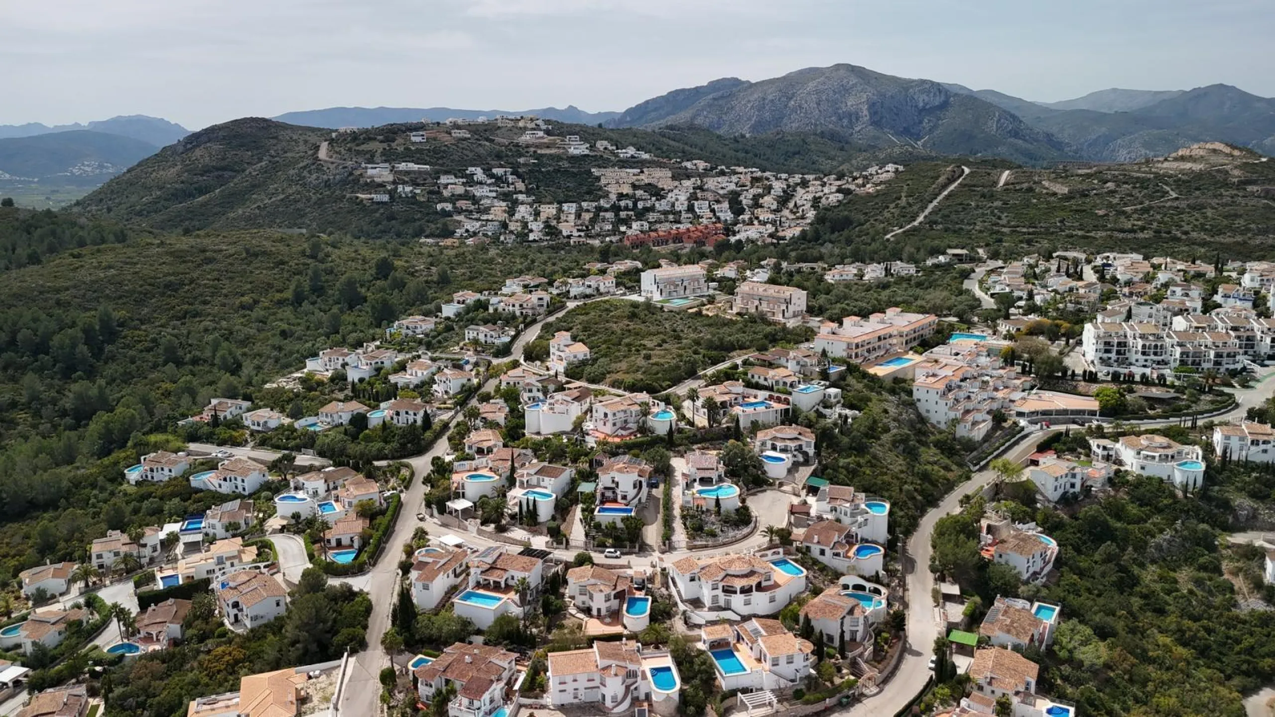 Parcela urbana de 700 m² con vistas al mar y montaña en Pego – a 15 minutos de Dénia 🌅