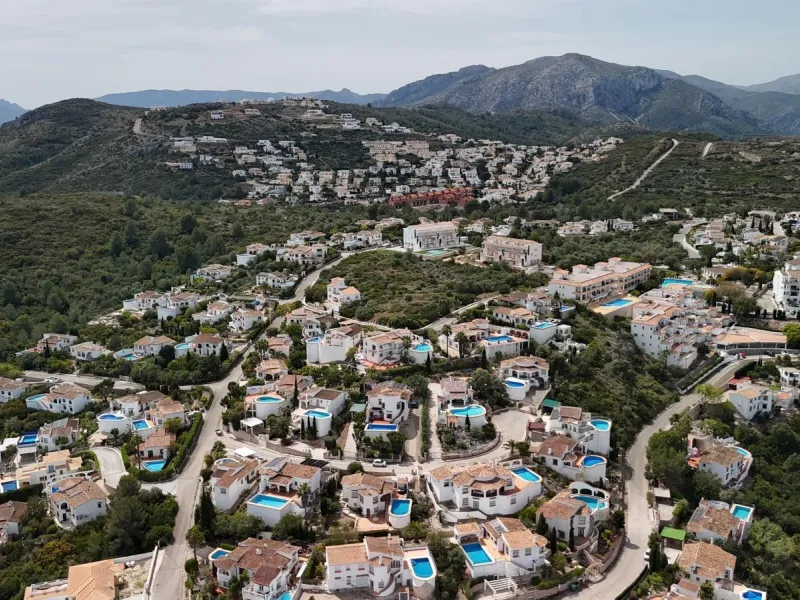 Parcela urbana de 700 m² con vistas al mar y montaña en Pego – a 15 minutos de Dénia 🌅
