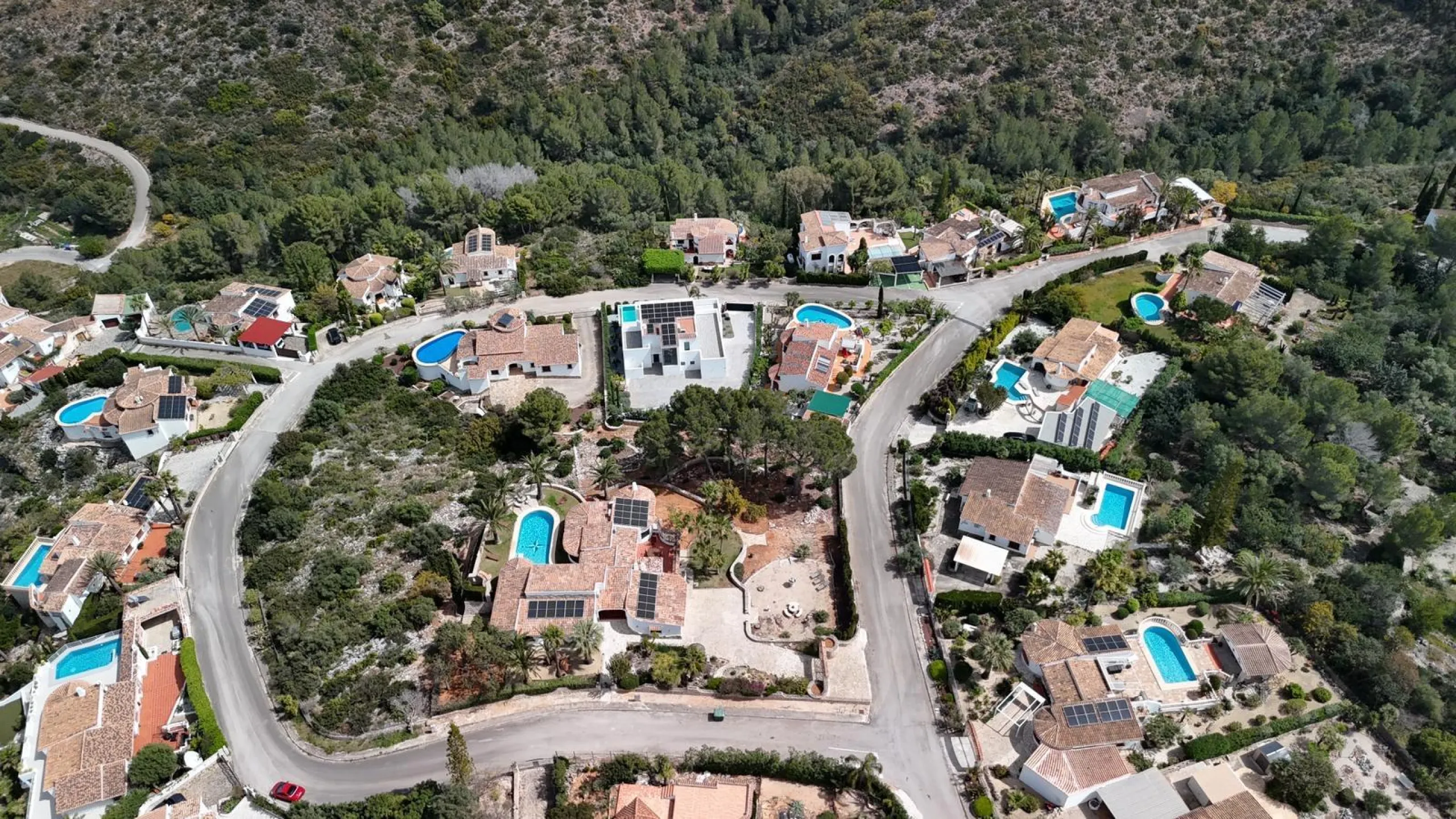 Parcela urbana de 700 m² con vistas al mar y montaña en Pego – a 15 minutos de Dénia 🌅