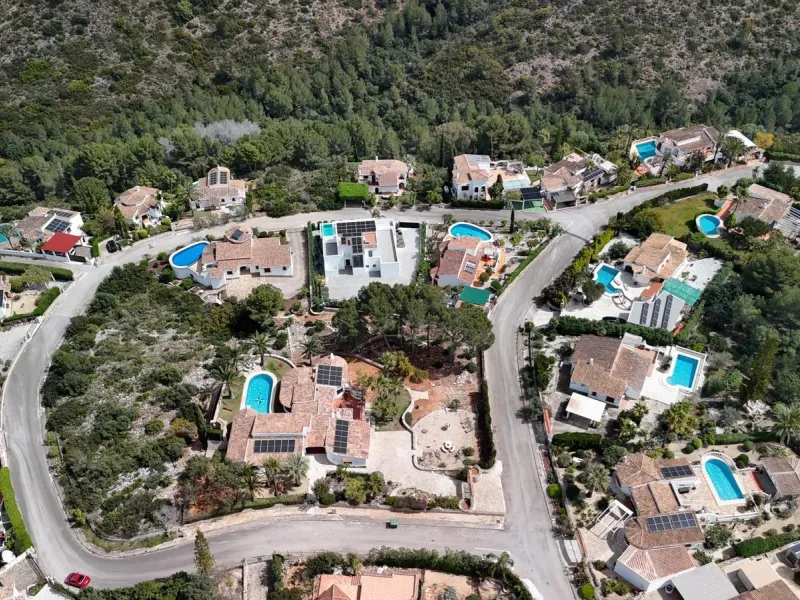 Parcela urbana de 700 m² con vistas al mar y montaña en Pego – a 15 minutos de Dénia 🌅