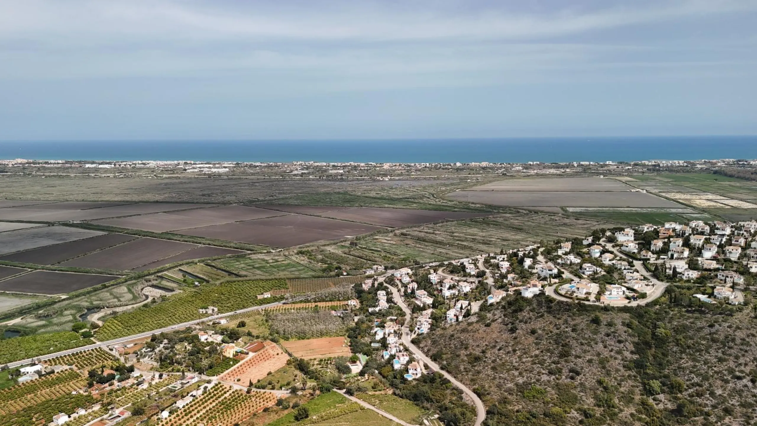 Parcela urbana de 700 m² con vistas al mar y montaña en Pego – a 15 minutos de Dénia 🌅