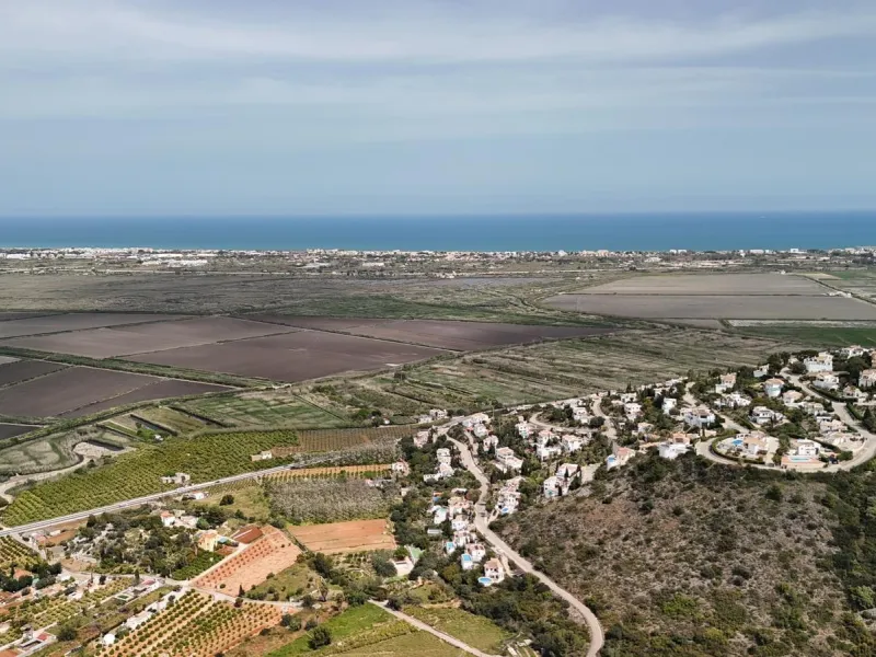 Parcela urbana de 700 m² con vistas al mar y montaña en Pego – a 15 minutos de Dénia 🌅