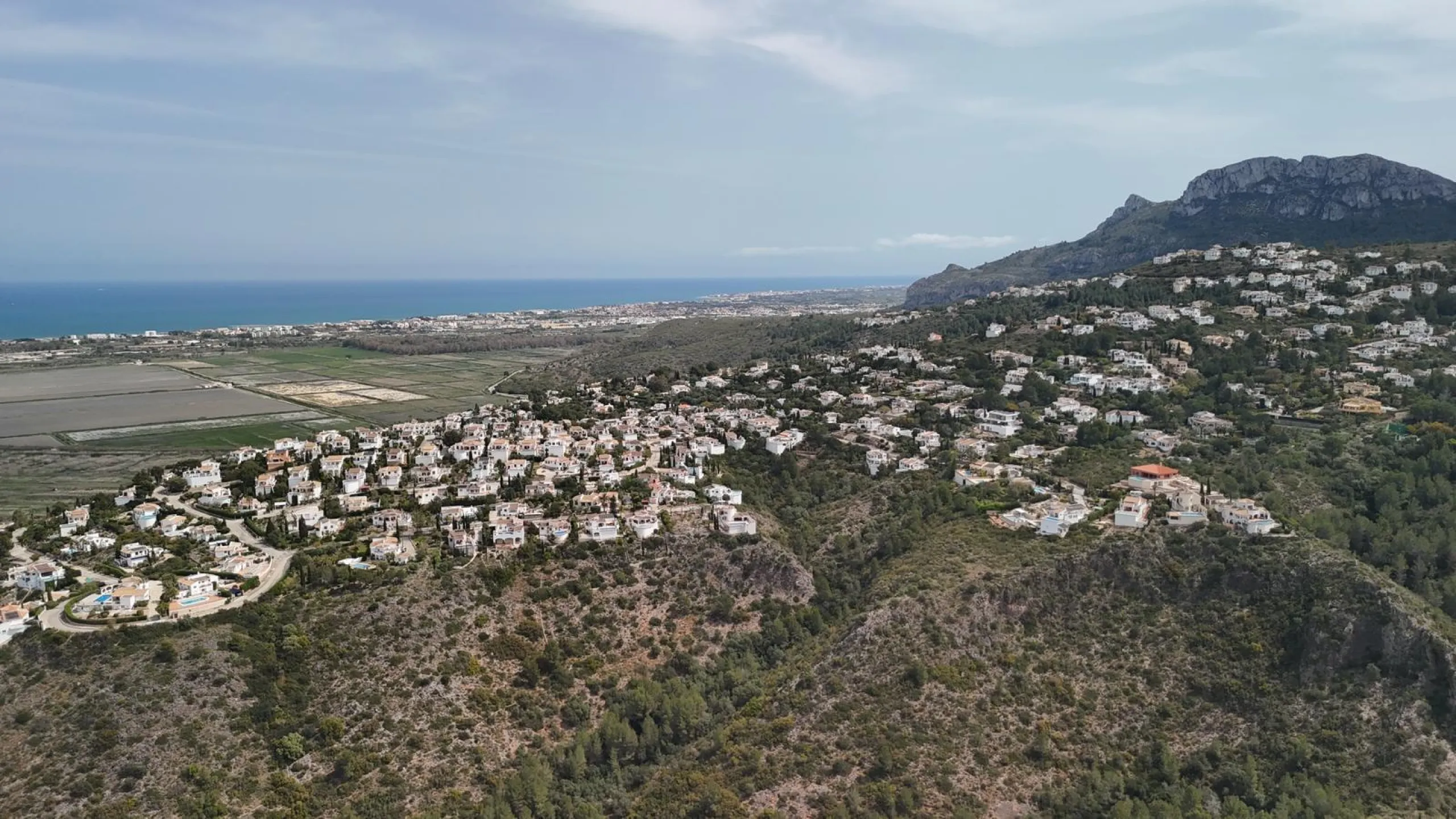 Parcela urbana de 700 m² con vistas al mar y montaña en Pego – a 15 minutos de Dénia 🌅