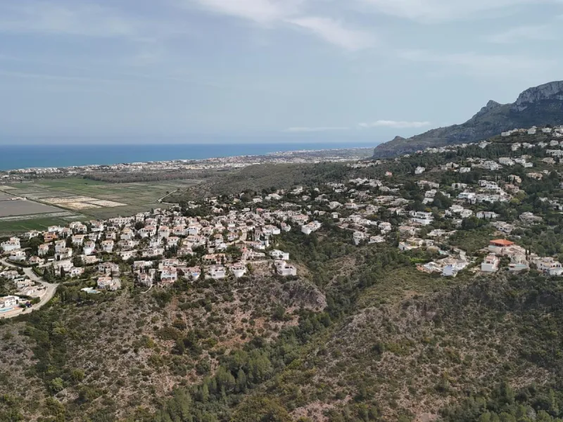 Parcela urbana de 700 m² con vistas al mar y montaña en Pego – a 15 minutos de Dénia 🌅