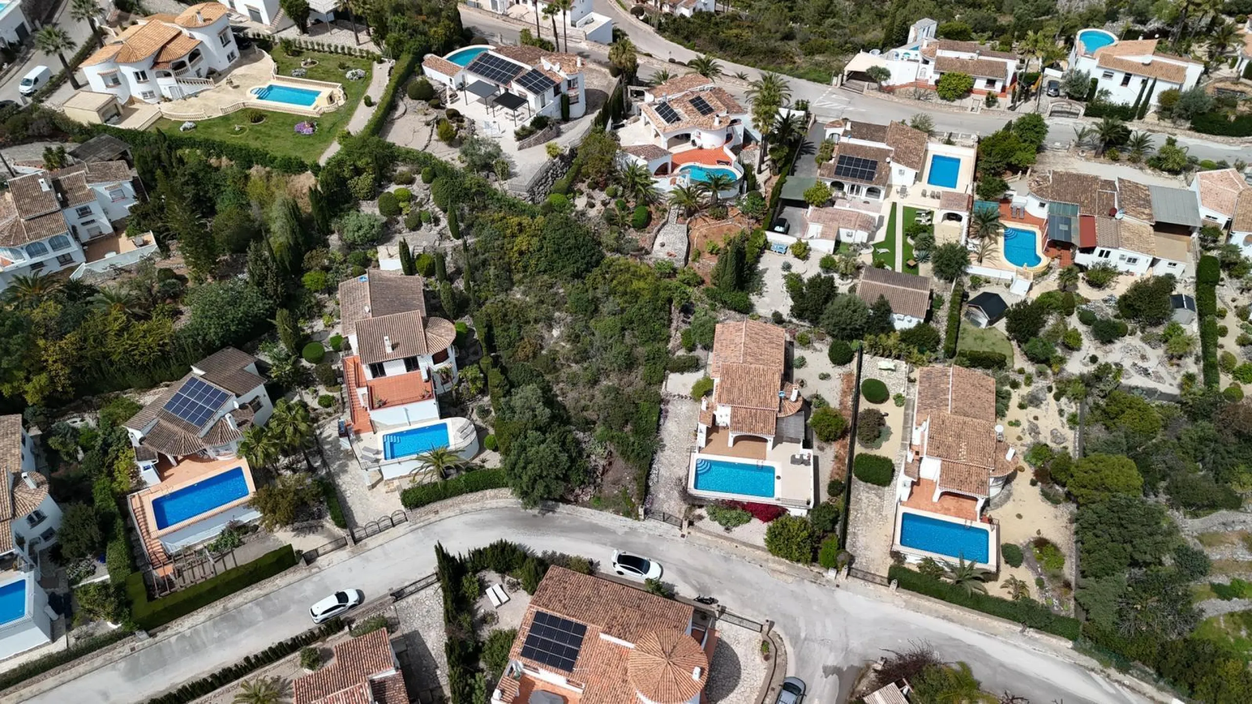 Parcela urbana de 700 m² con vistas al mar y montaña en Pego – a 15 minutos de Dénia 🌅