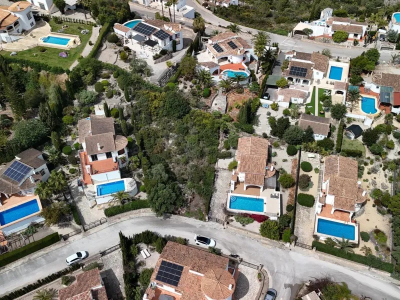 Parcela urbana de 700 m² con vistas al mar y montaña en Pego – a 15 minutos de Dénia 🌅