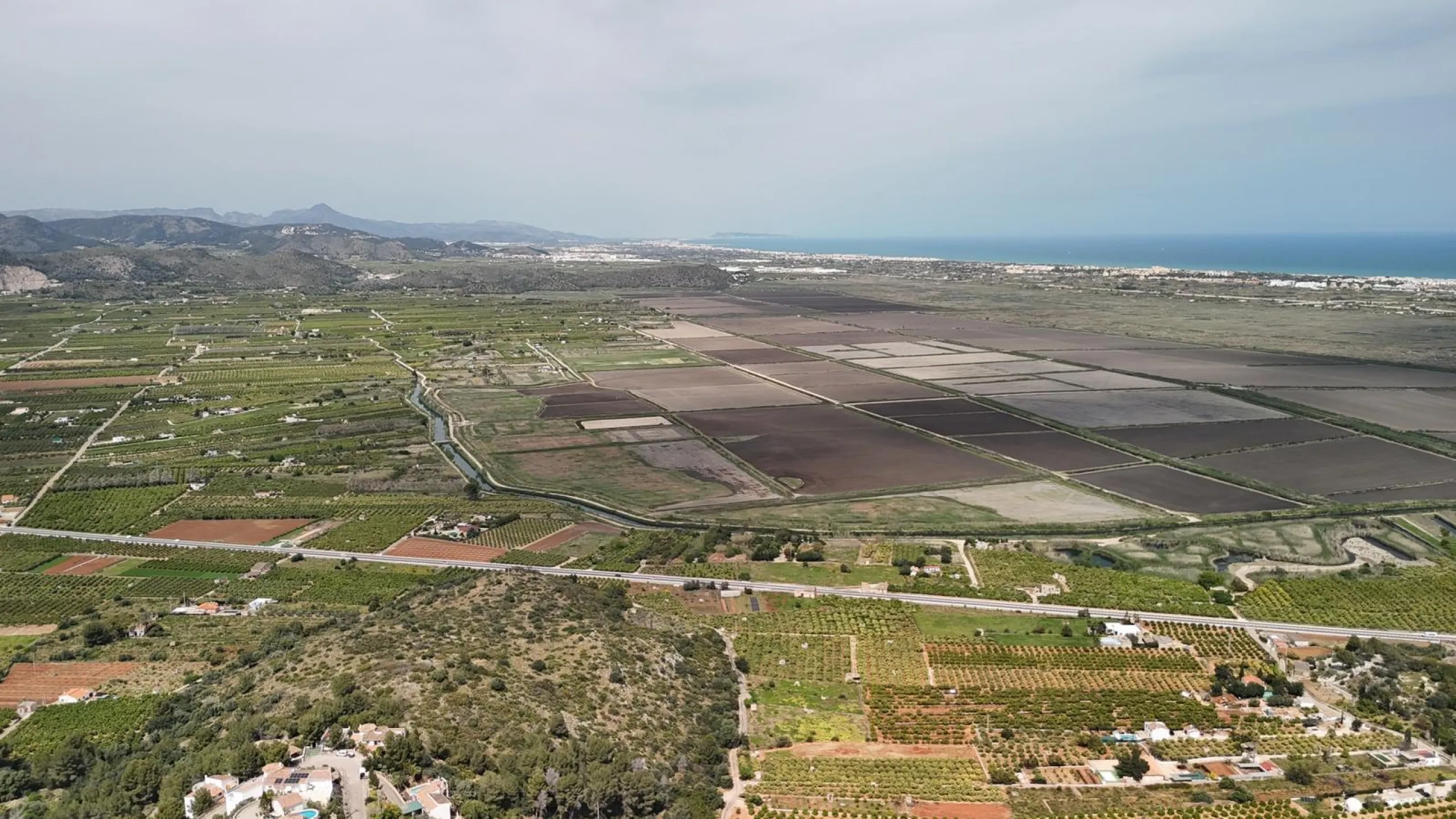 Parcela urbana de 700 m² con vistas al mar y montaña en Pego – a 15 minutos de Dénia 🌅