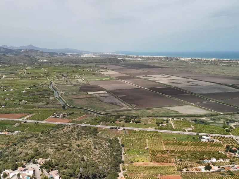 Parcela urbana de 700 m² con vistas al mar y montaña en Pego – a 15 minutos de Dénia 🌅