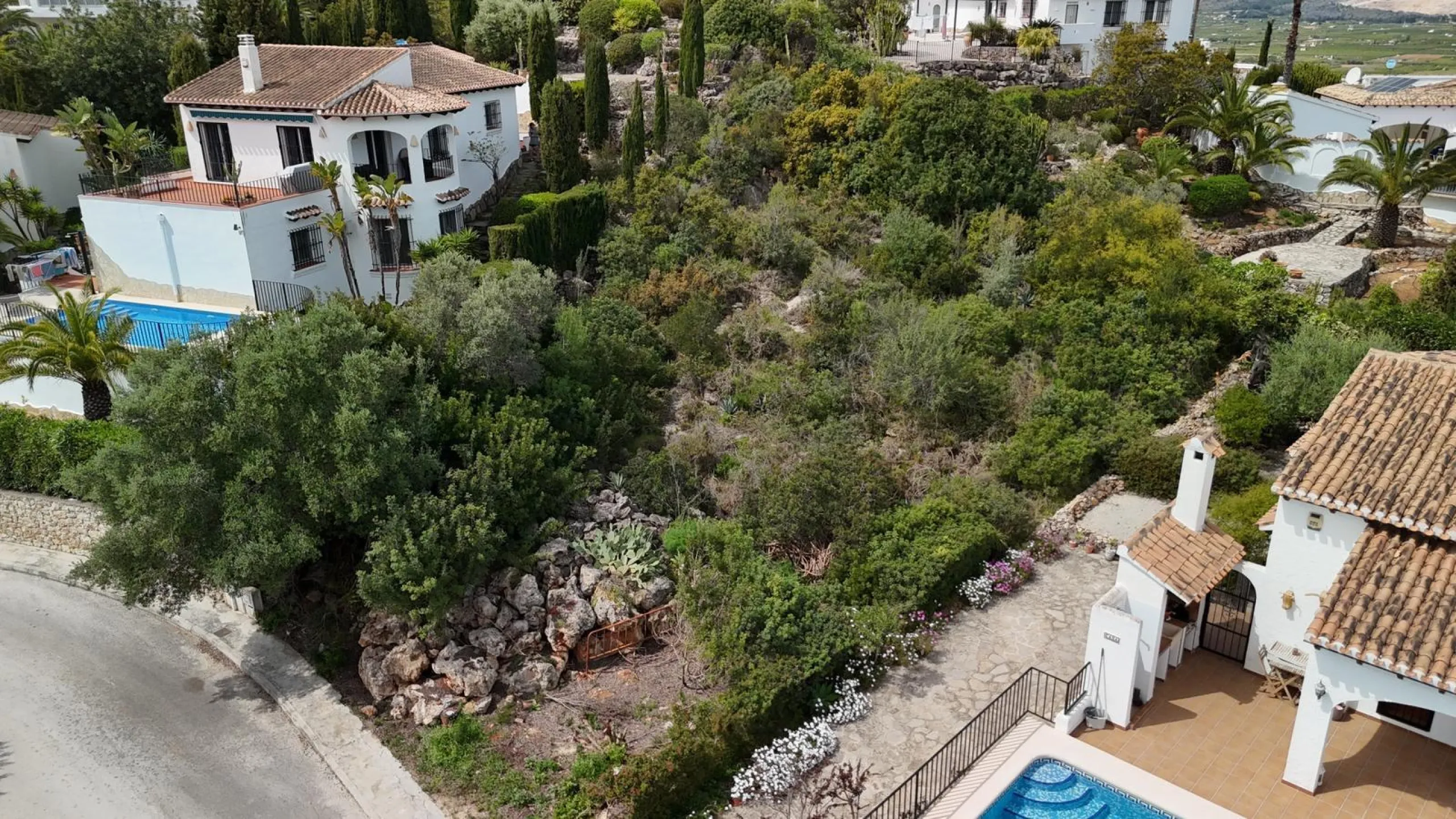 Parcela urbana de 700 m² con vistas al mar y montaña en Pego – a 15 minutos de Dénia 🌅