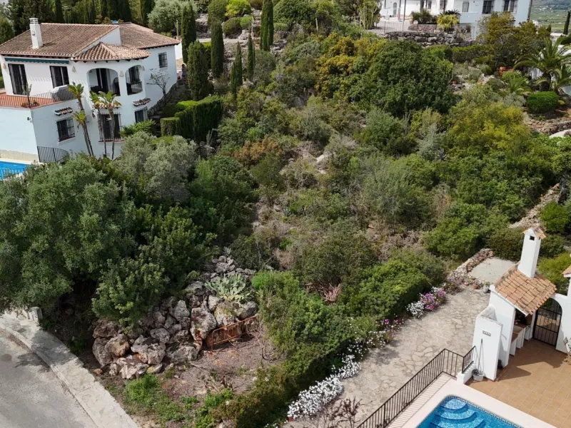Parcela urbana de 700 m² con vistas al mar y montaña en Pego – a 15 minutos de Dénia 🌅