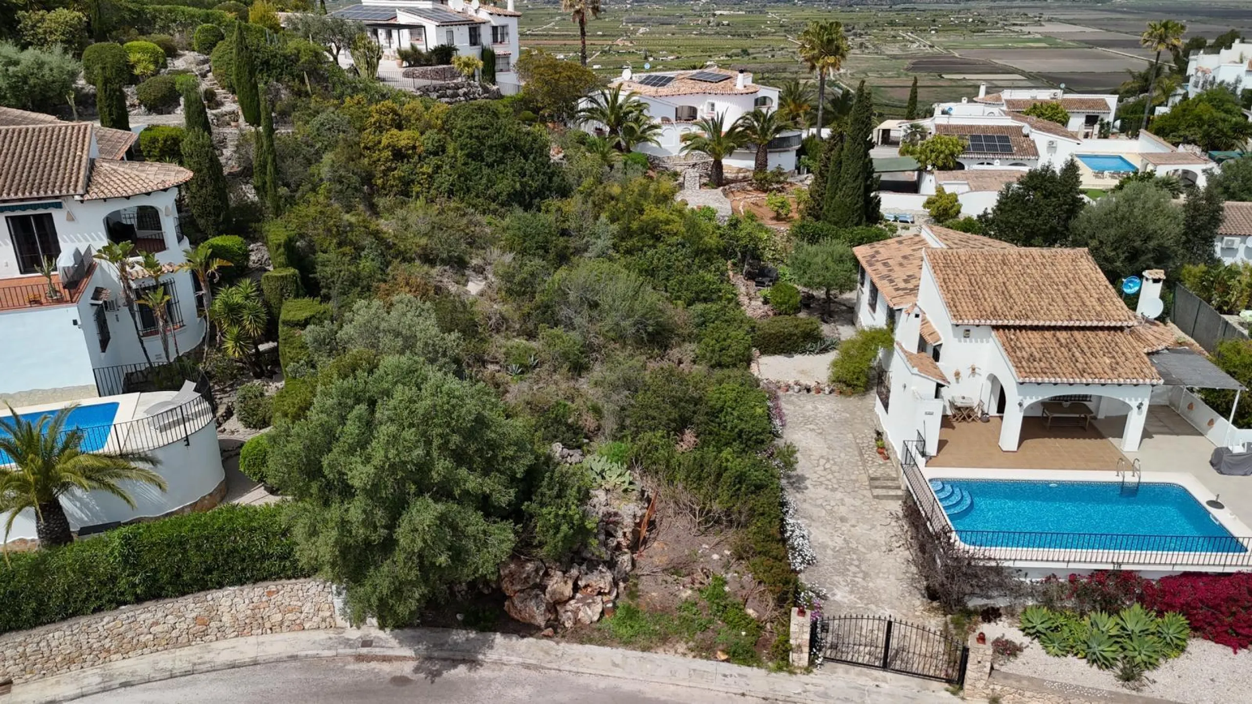 Parcela urbana de 700 m² con vistas al mar y montaña en Pego – a 15 minutos de Dénia 🌅