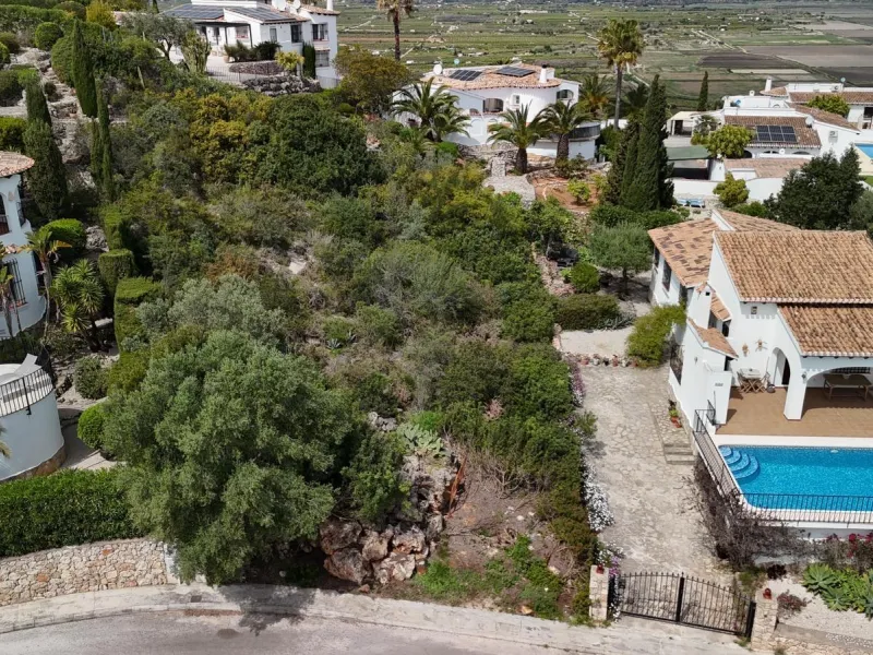 Parcela urbana de 700 m² con vistas al mar y montaña en Pego – a 15 minutos de Dénia 🌅