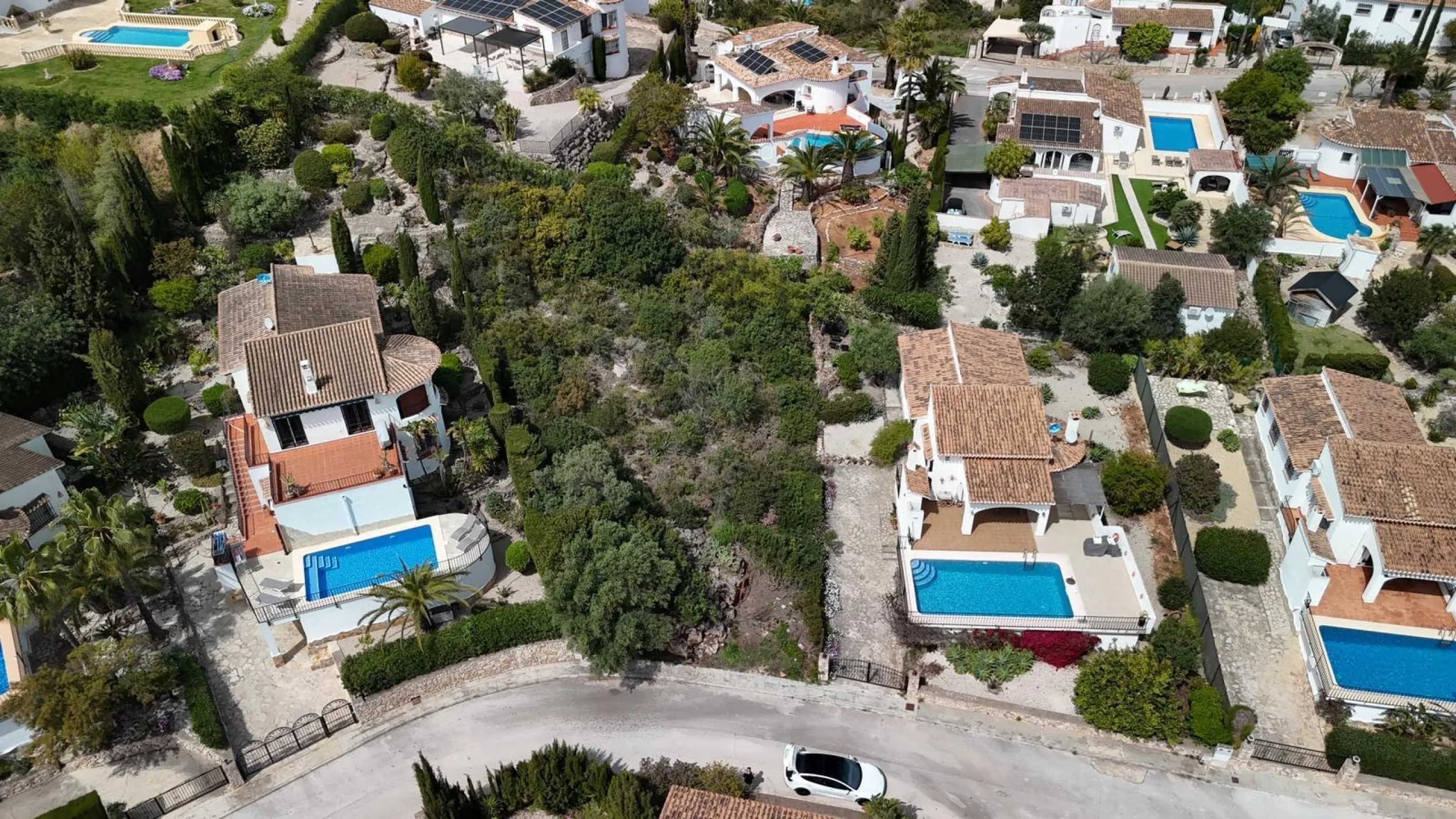 Parcela urbana de 700 m² con vistas al mar y montaña en Pego – a 15 minutos de Dénia 🌅