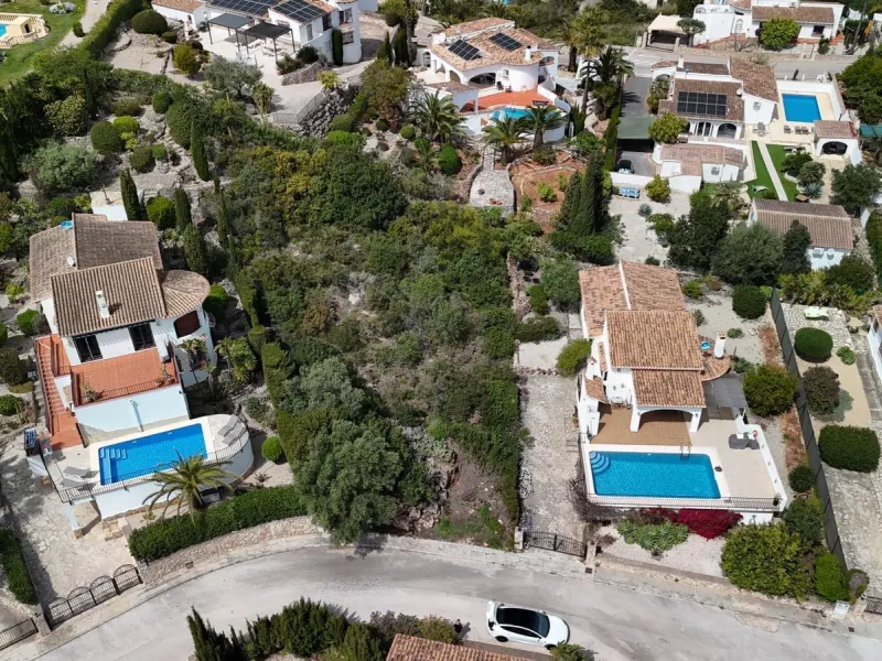 Parcela urbana de 700 m² con vistas al mar y montaña en Pego – a 15 minutos de Dénia 🌅