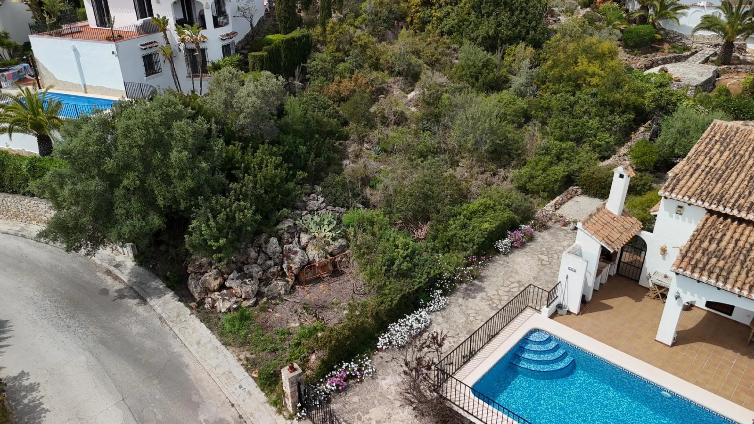 Parcela urbana de 700 m² con vistas al mar y montaña en Pego – a 15 minutos de Dénia 🌅