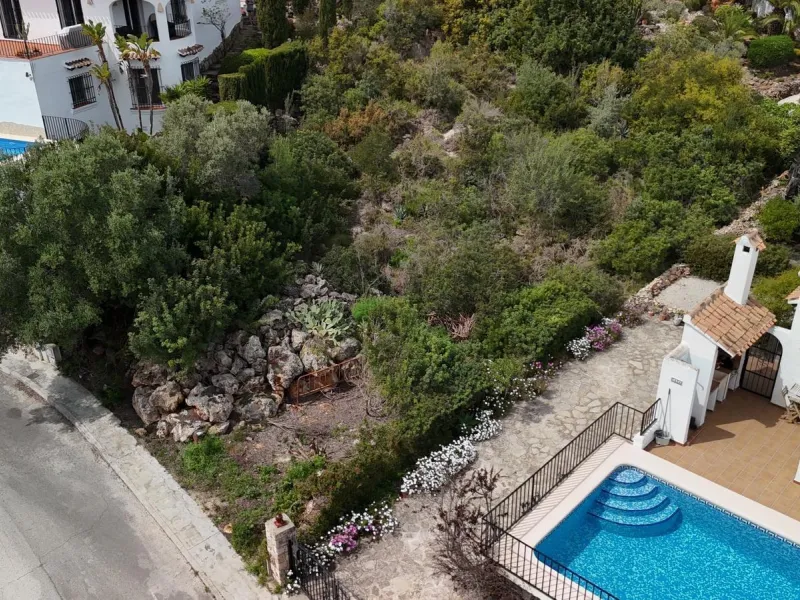 Parcela urbana de 700 m² con vistas al mar y montaña en Pego – a 15 minutos de Dénia 🌅