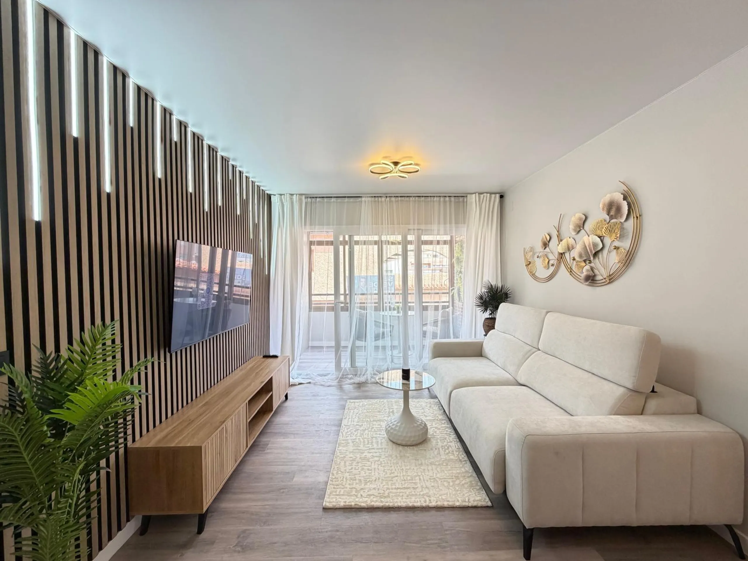 АПАРТАМЕНТЫ ПОСЛЕ КАП.РЕМОНТА ВОЗЛЕ АВТОБУСНОЙ СТАНЦИИ. 2 СПАЛЬНИ. 1 ВАННАЯ. ПЛОЩАДЬ 69 М2. ПЛЯЖ В 400 МЕТРАХ
