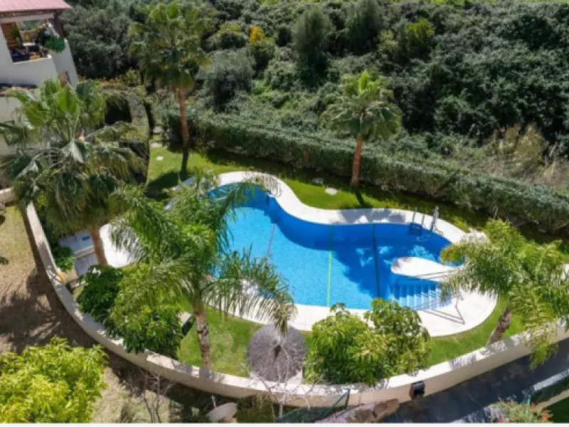 Vollständig renovierte 2-Zimmer-Wohnung mit großer 40-m²-Terrasse – Selwo, Estepona